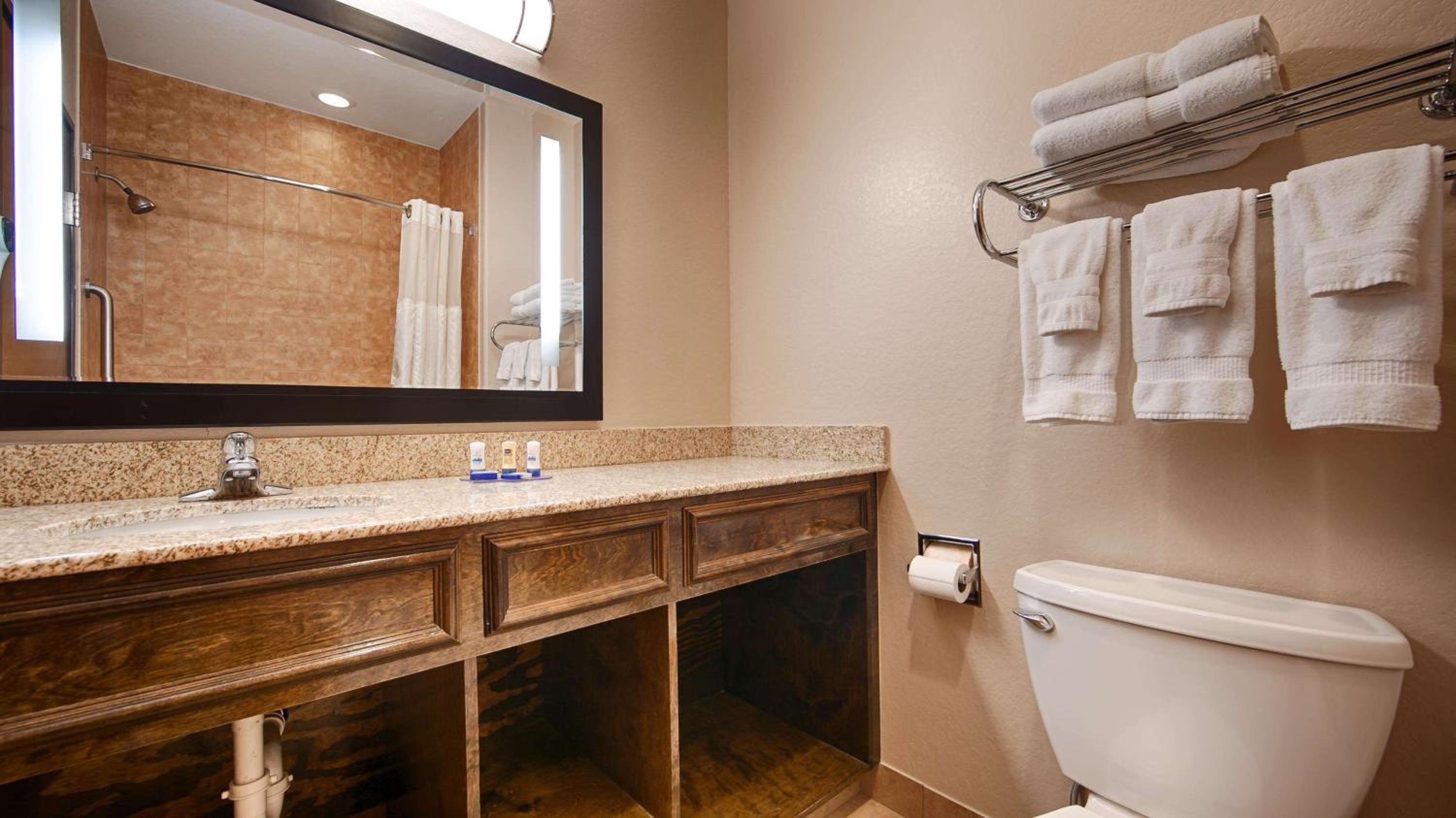 Queen Suite - Non-Smoking - Photo 2