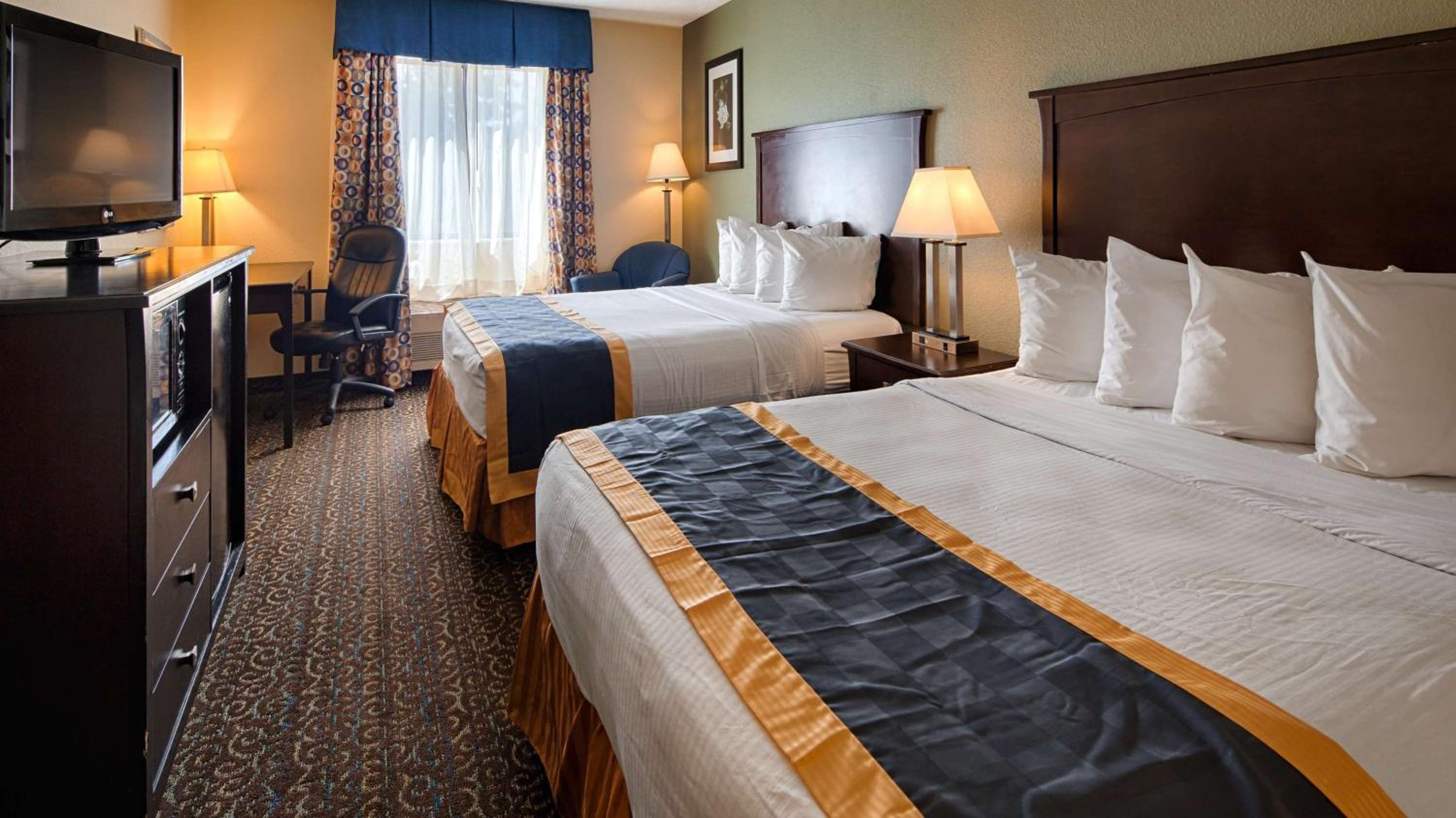 Queen Room with Two Queen Beds - Non-Smoking - Photo 1