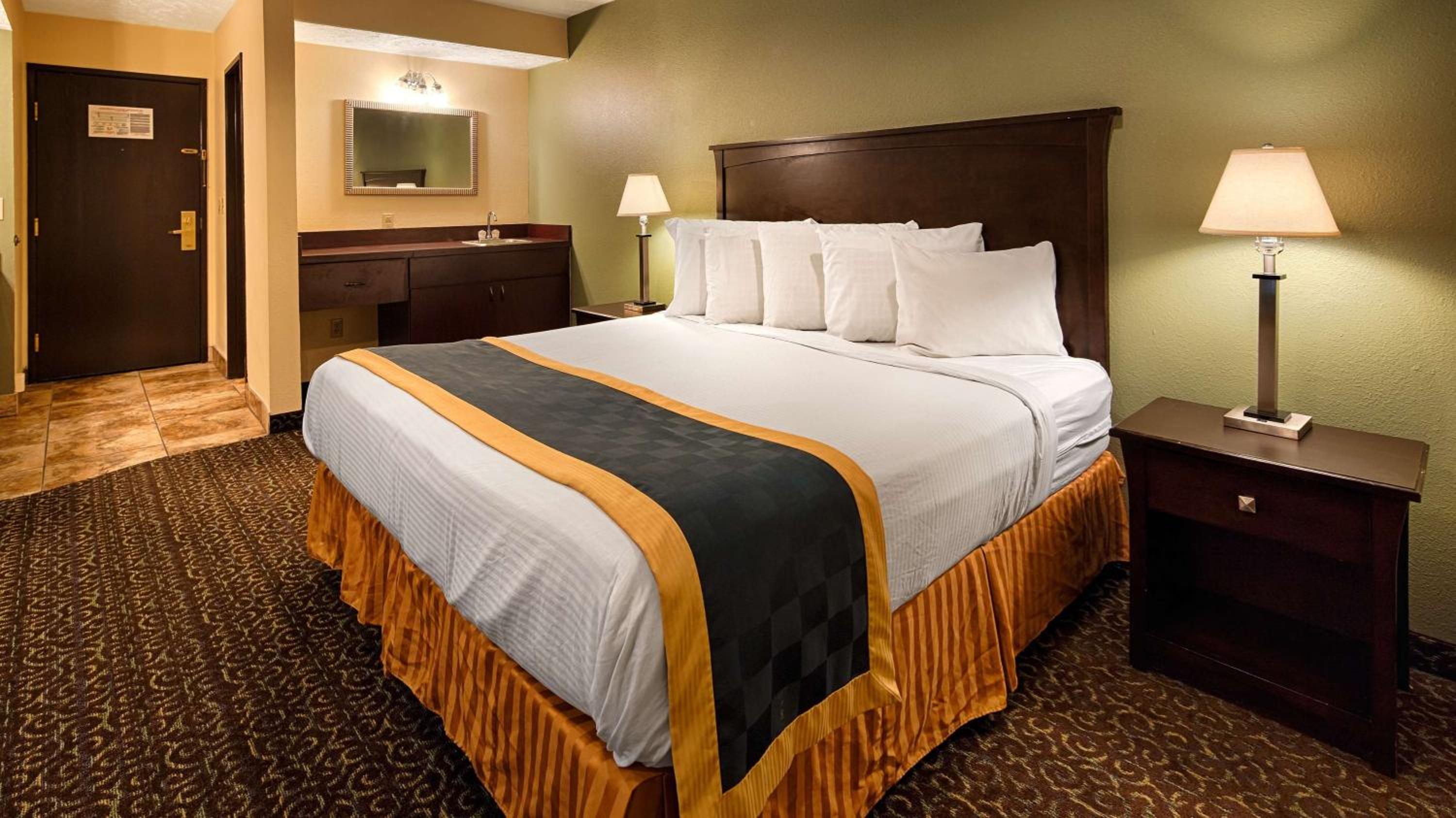 King Room - Non-Smoking - Photo 5