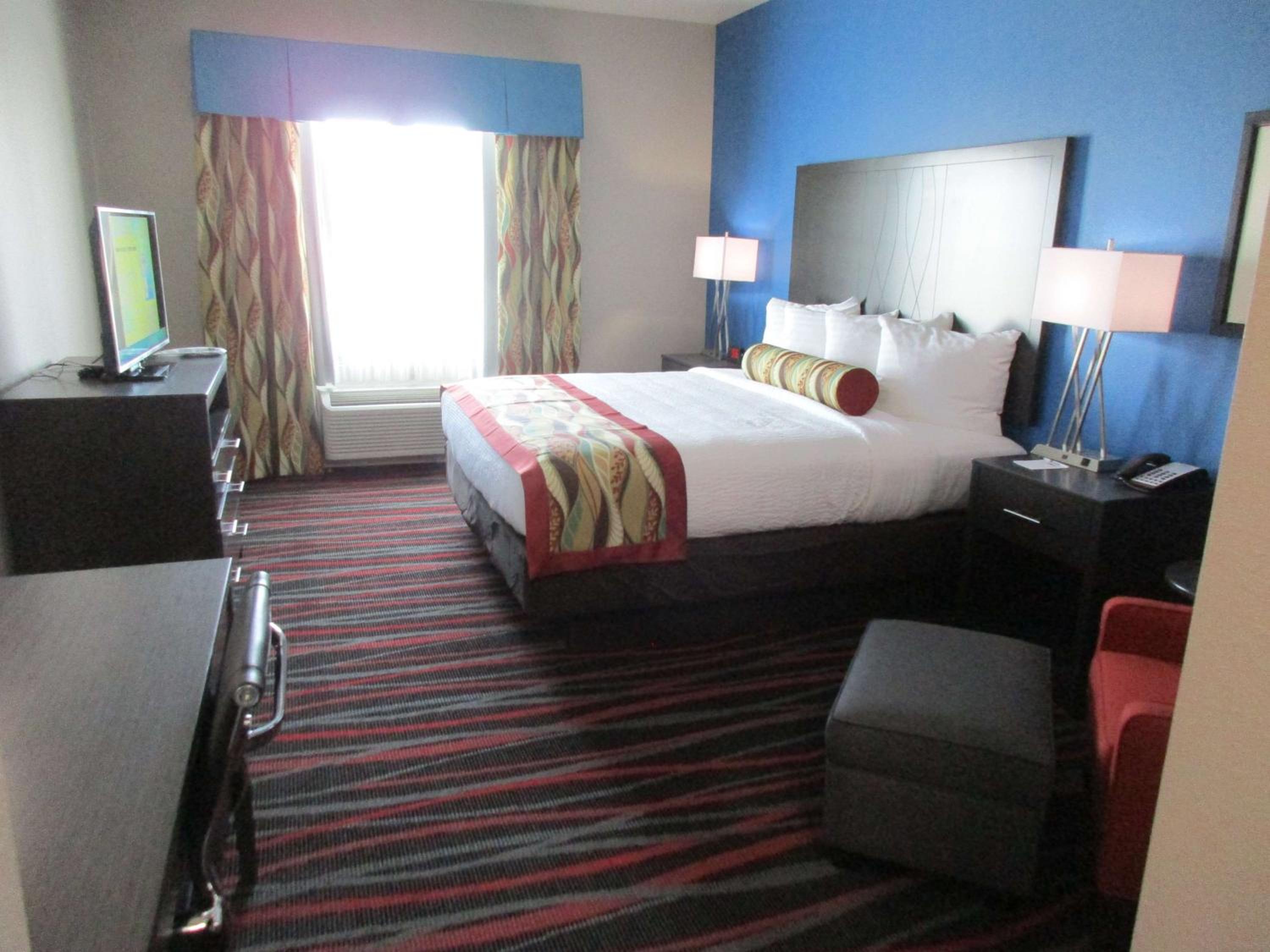 King Room with Roll-in Shower - Disability Access/Non-Smoking photo 3