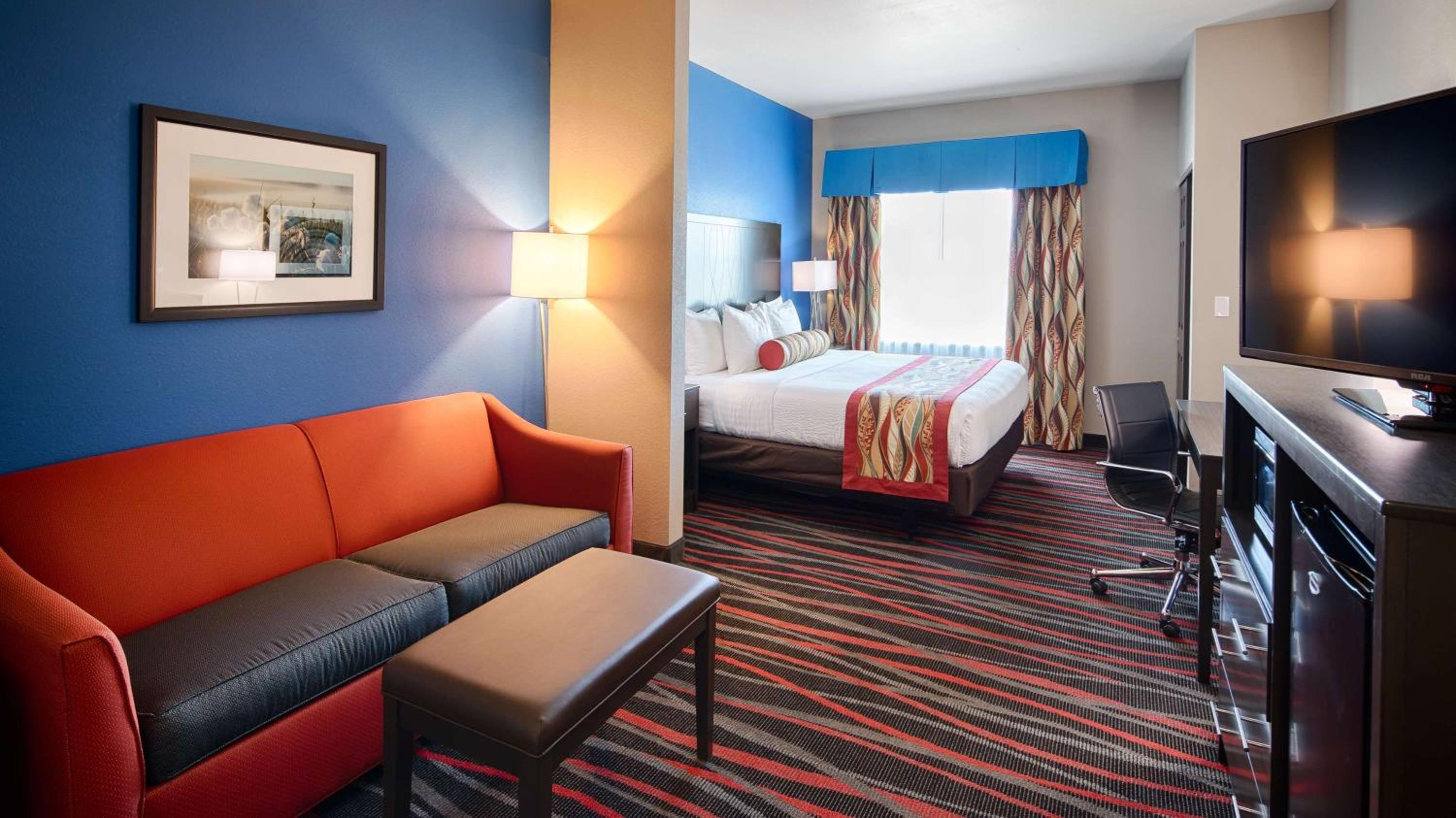 King Suite with Sofa Bed - Non-Smoking photo 3