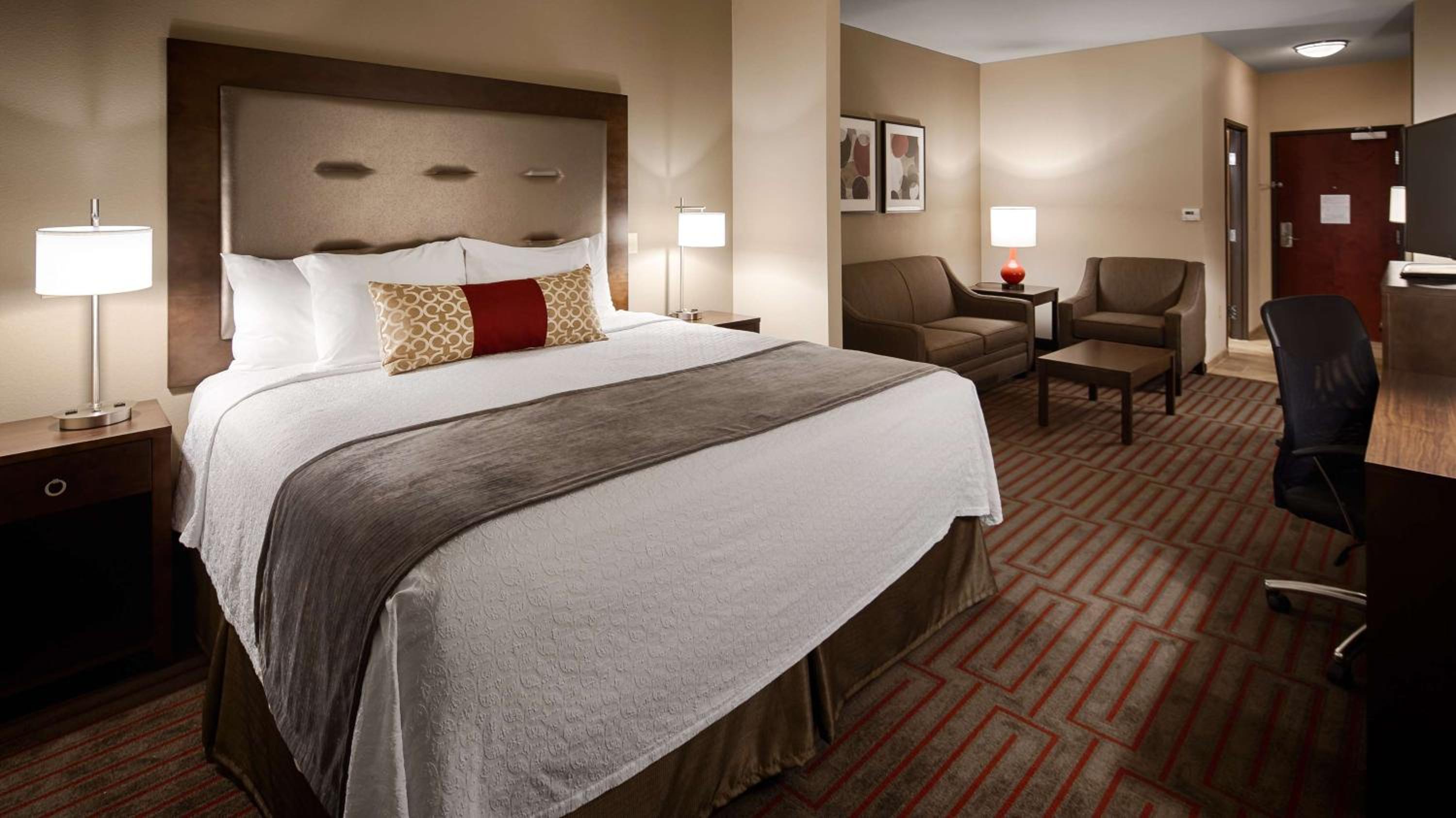 One-Bedroom Executive King Suite with Wet Bar and Sofa Bed - Non-Smoking photo 2