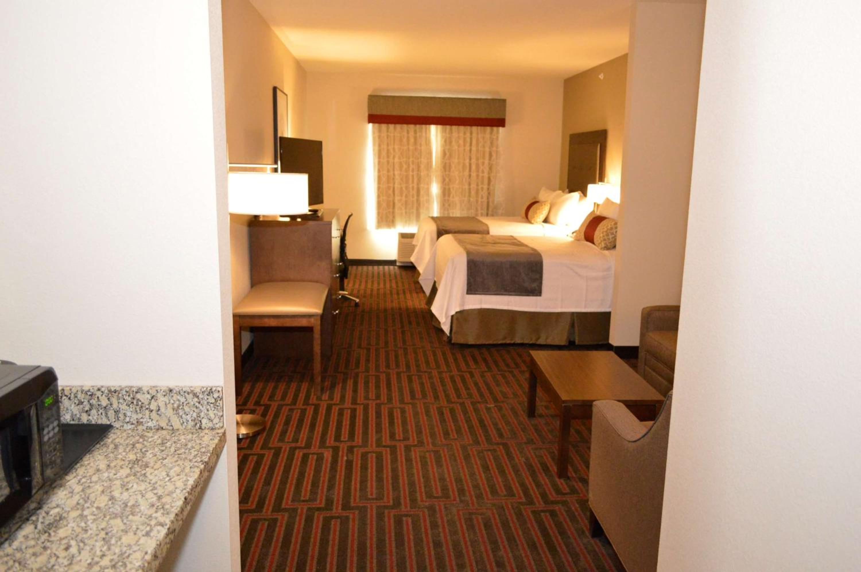 Queen Suite with Two Queen Beds and Sofa Bed photo 2
