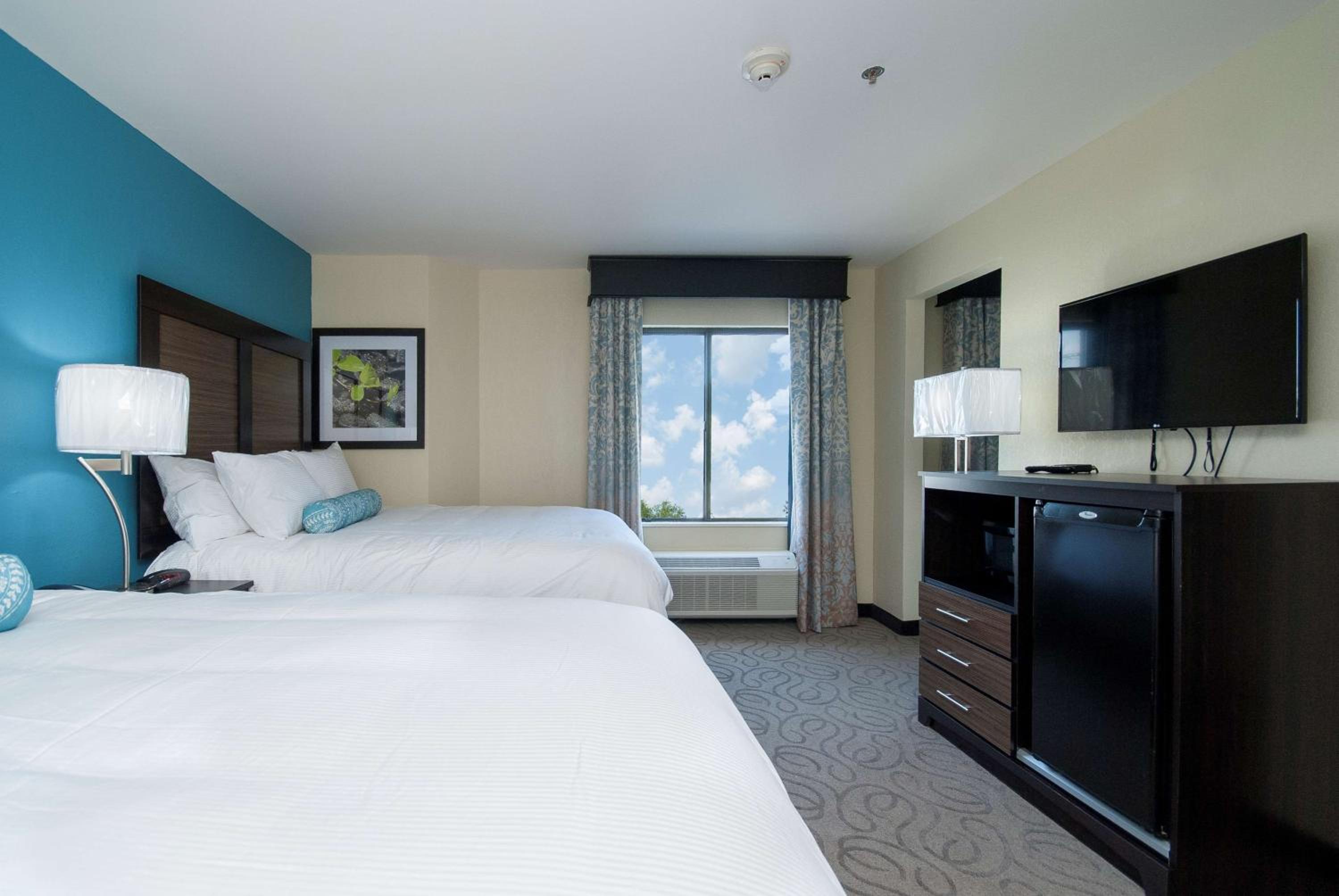 Queen Suite with Sofa Bed - Photo 8