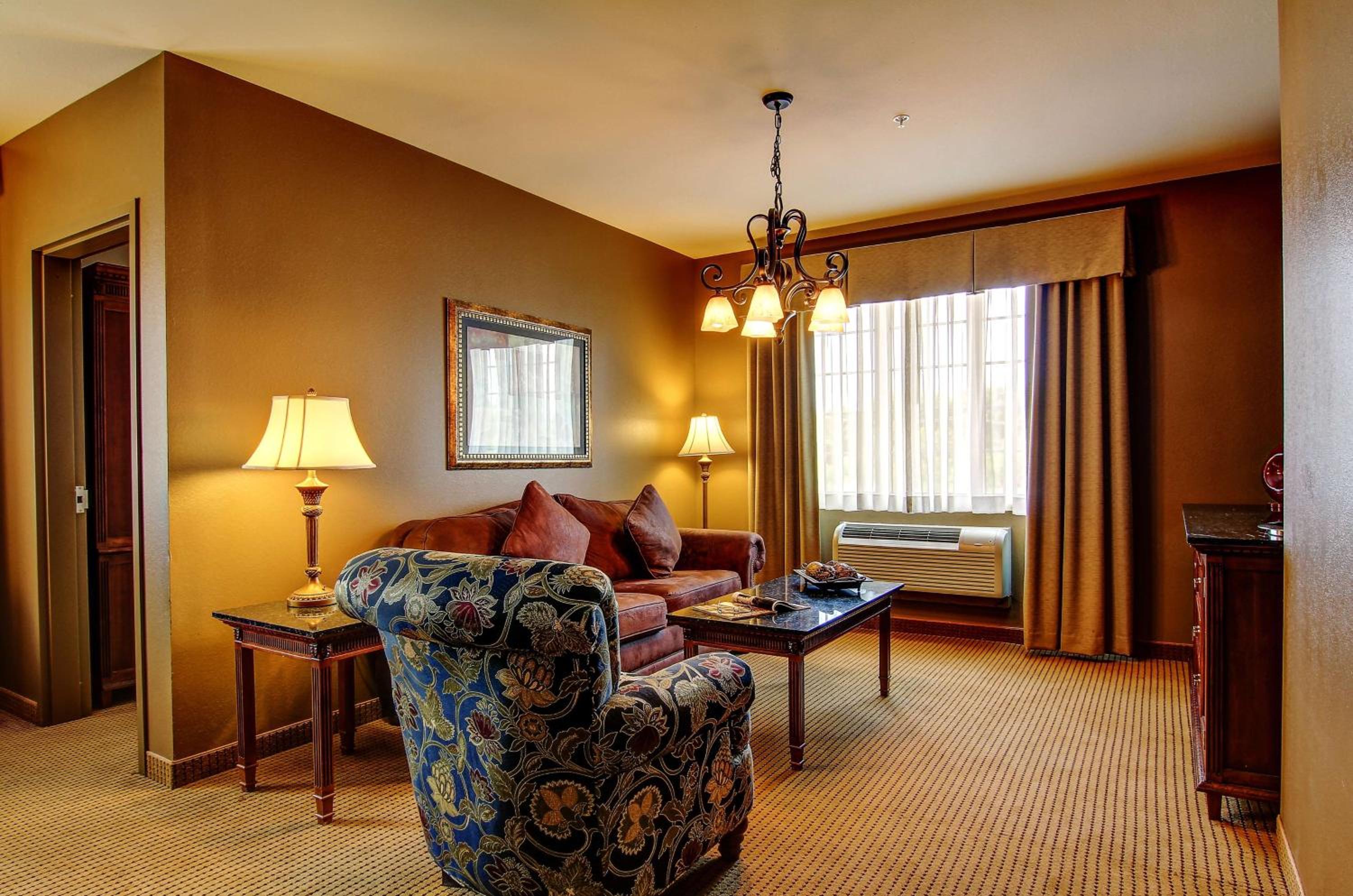 Executive King Suite with Sofa Bed - Photo 4