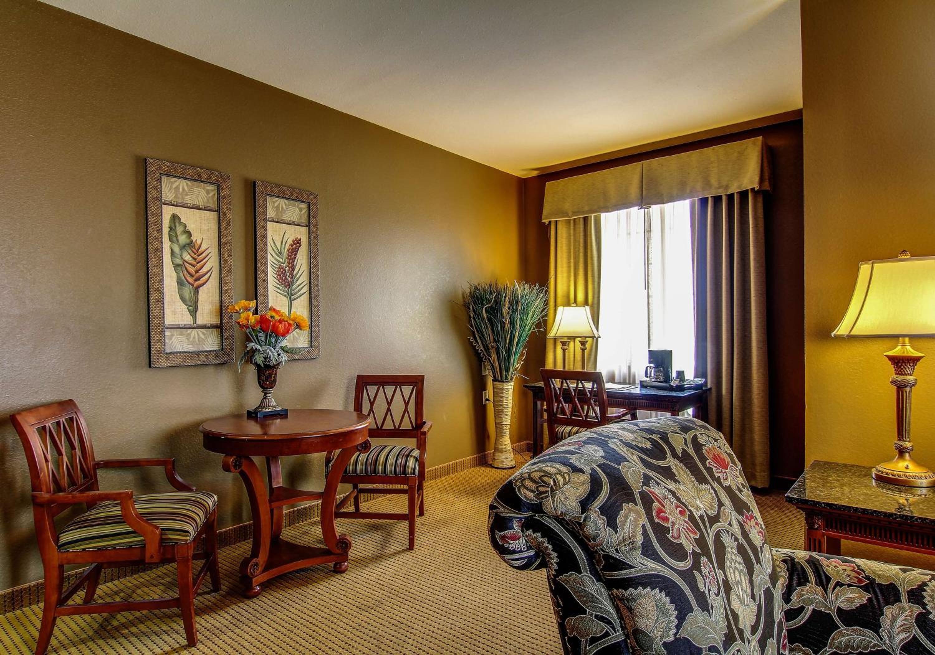 Executive King Suite with Sofa Bed - Photo 3