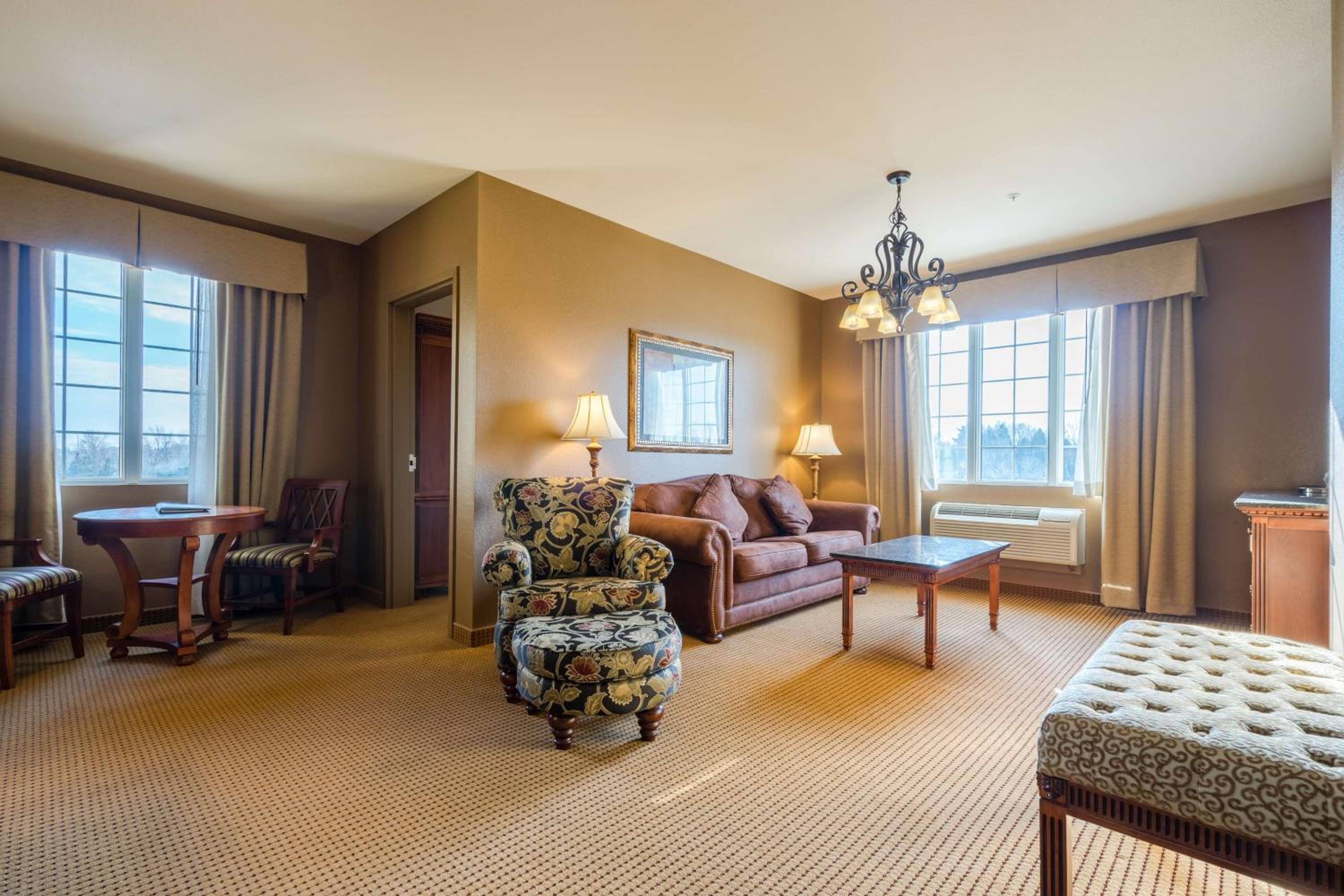 Executive King Suite with Sofa Bed - Photo 2