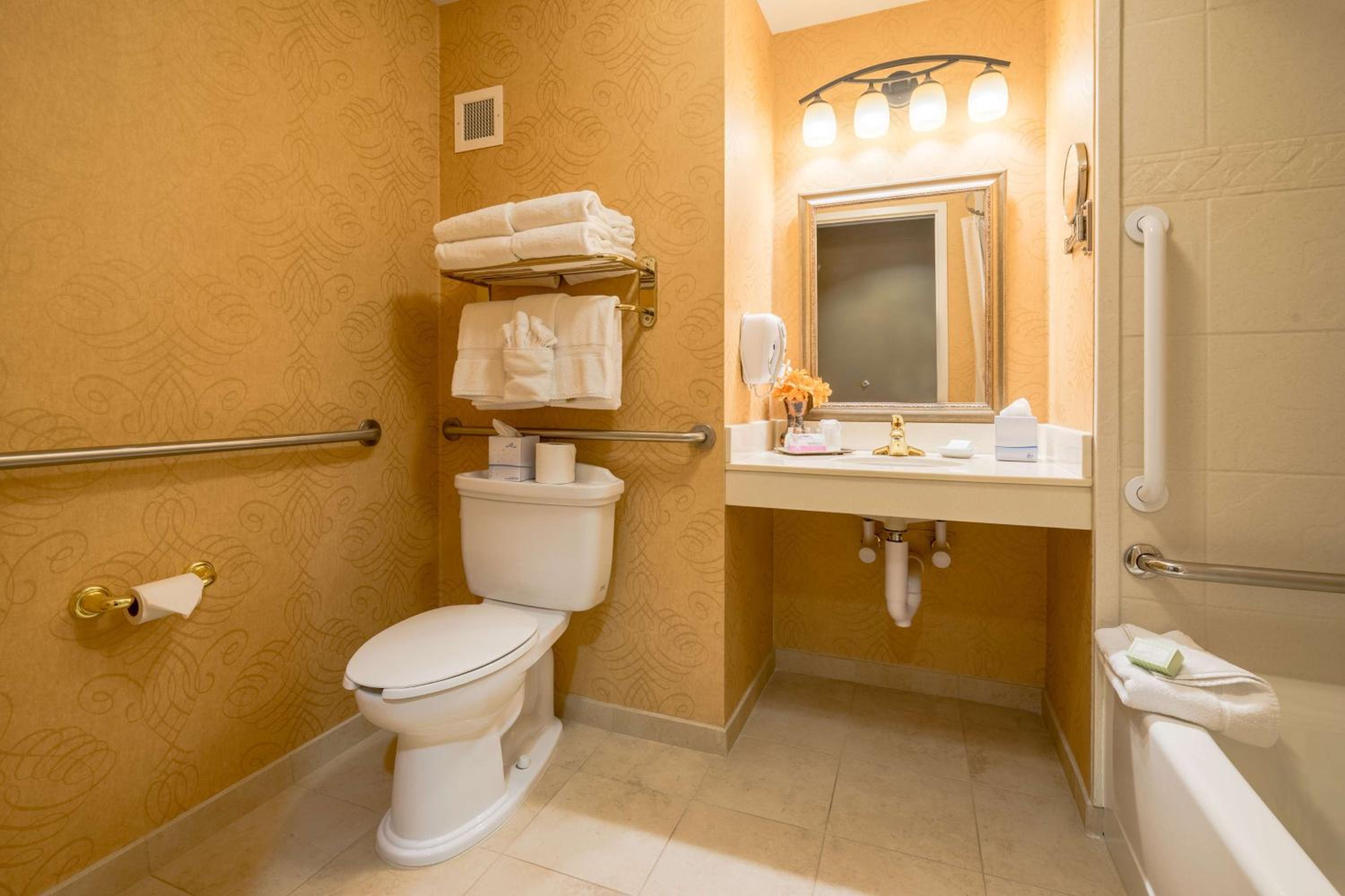 King Room with Bath - Disability Access - Photo 4