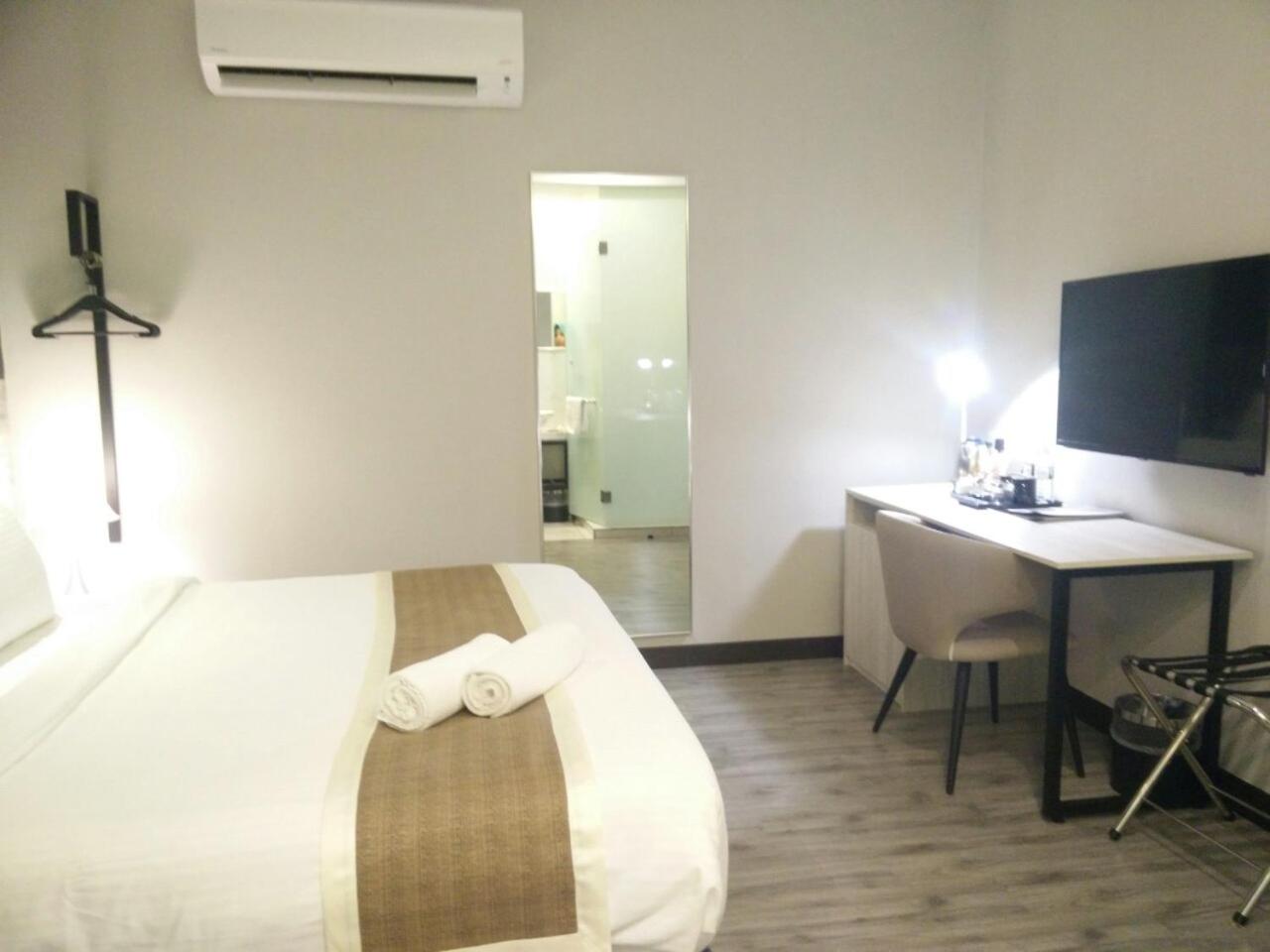 Standard King Room (No Window) photo 2