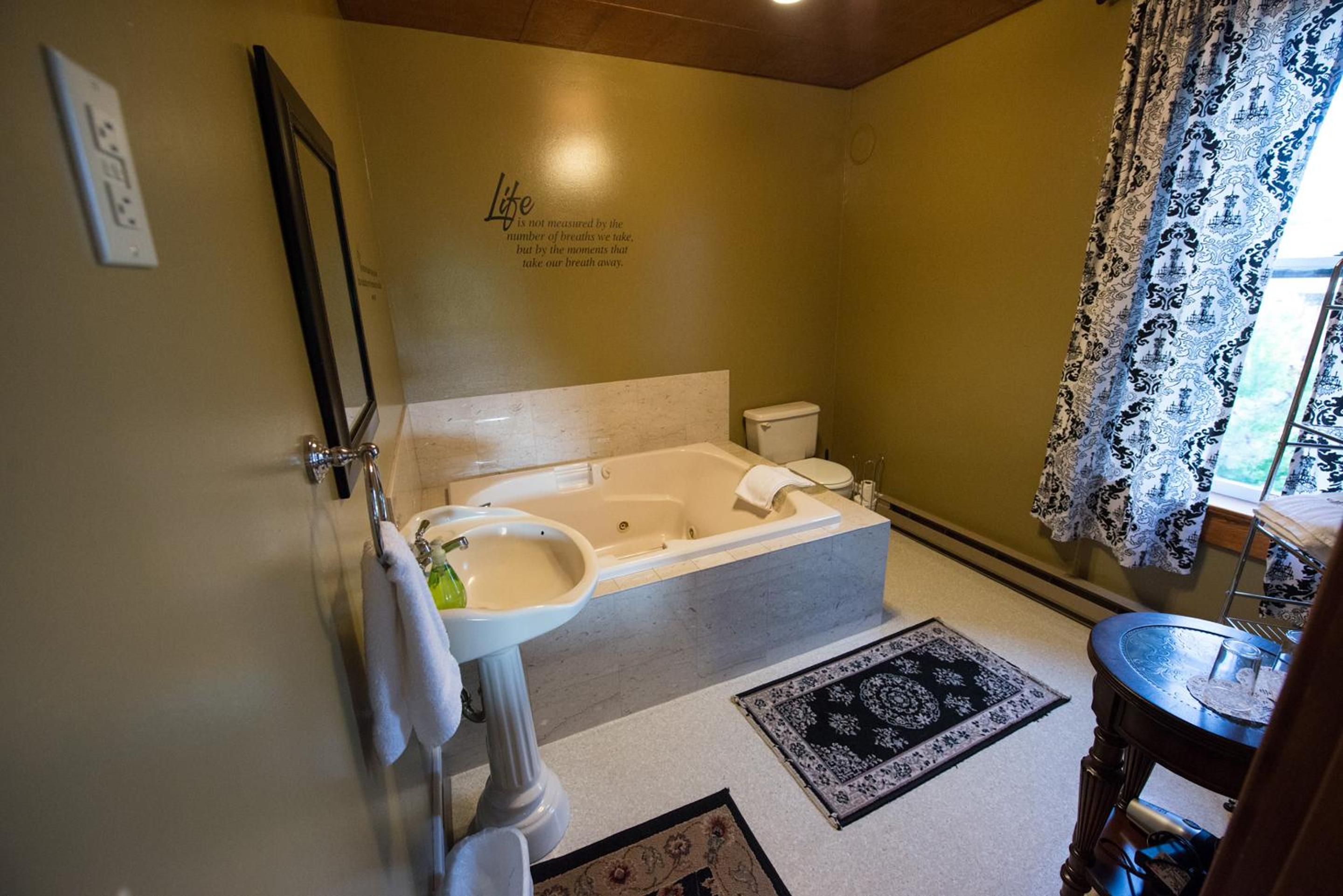 King Room with Spa Bath photo 2