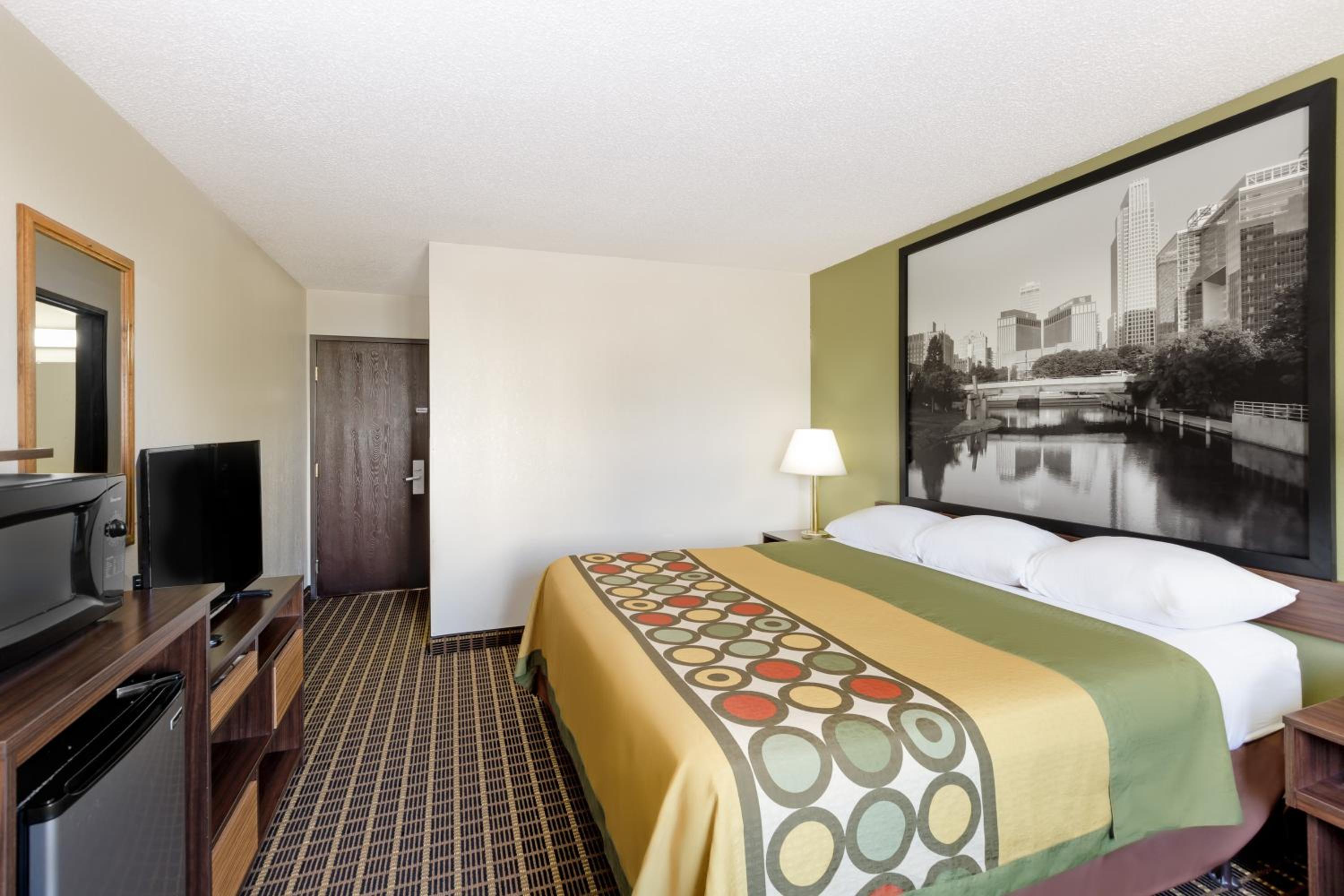 King Room - Non-Smoking - Photo 3