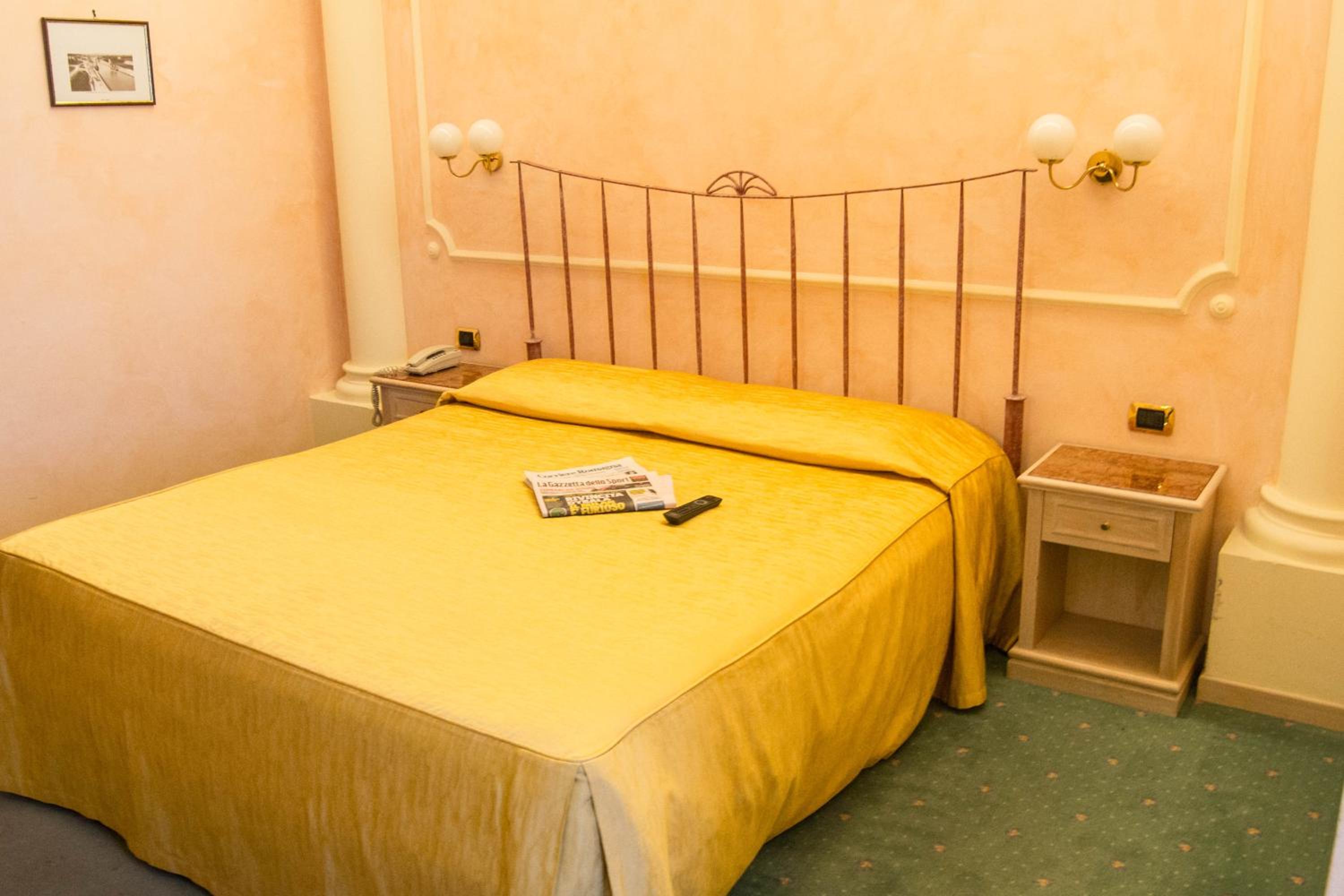 Queen Room photo 2