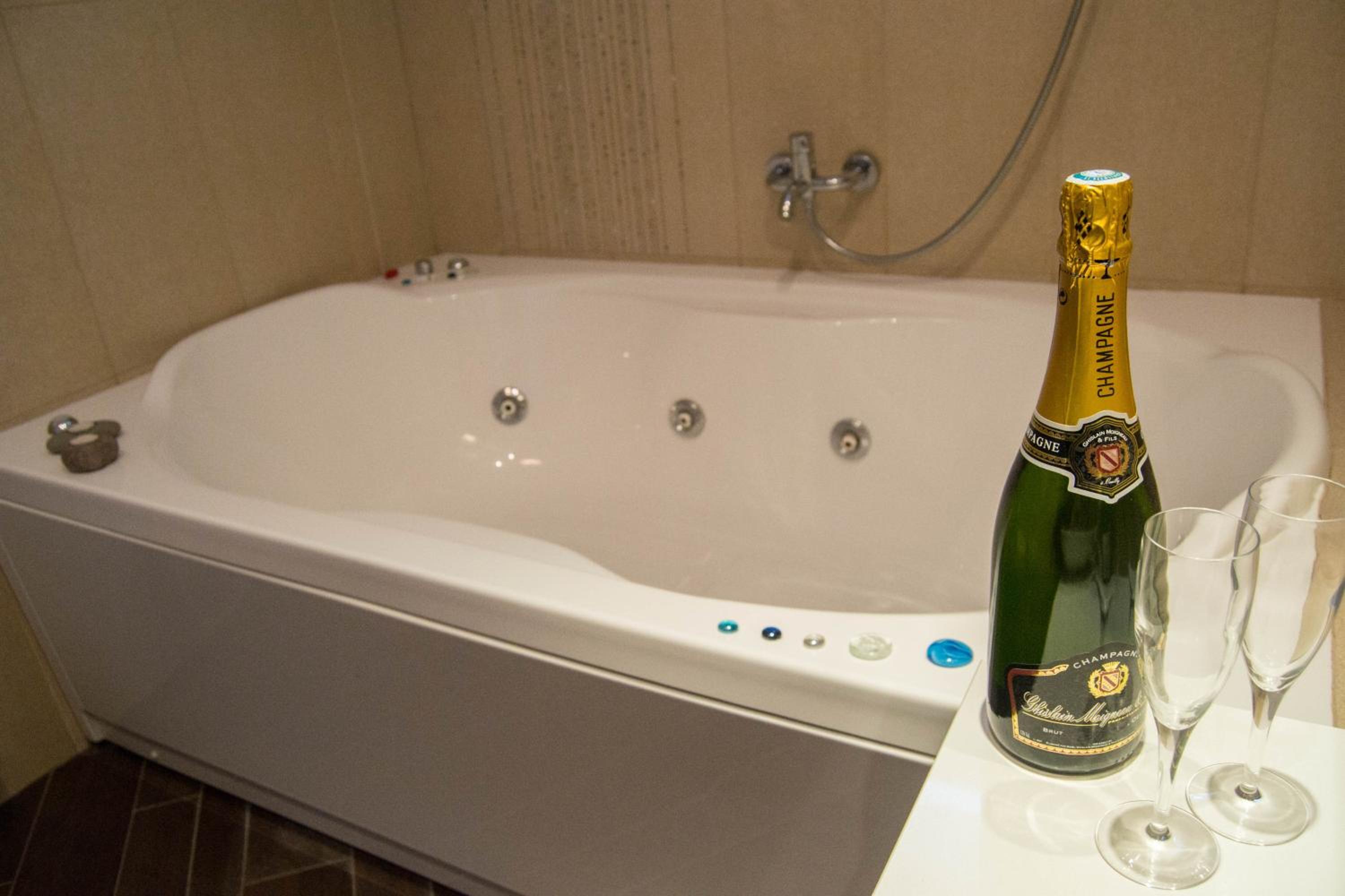 Deluxe Double Room with Bath photo 2