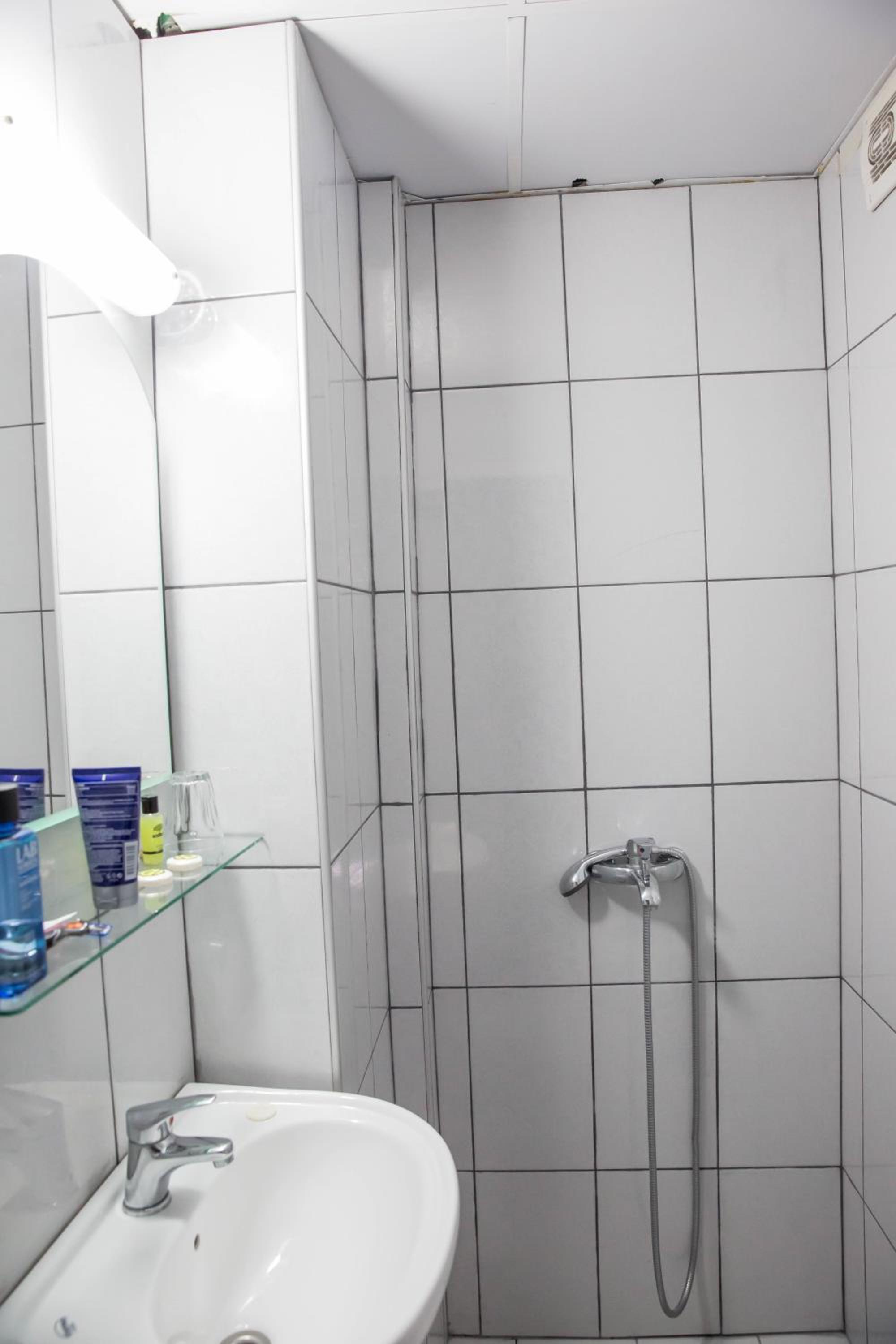 Budget Single Room with Shared Bathroom thumbnail 6