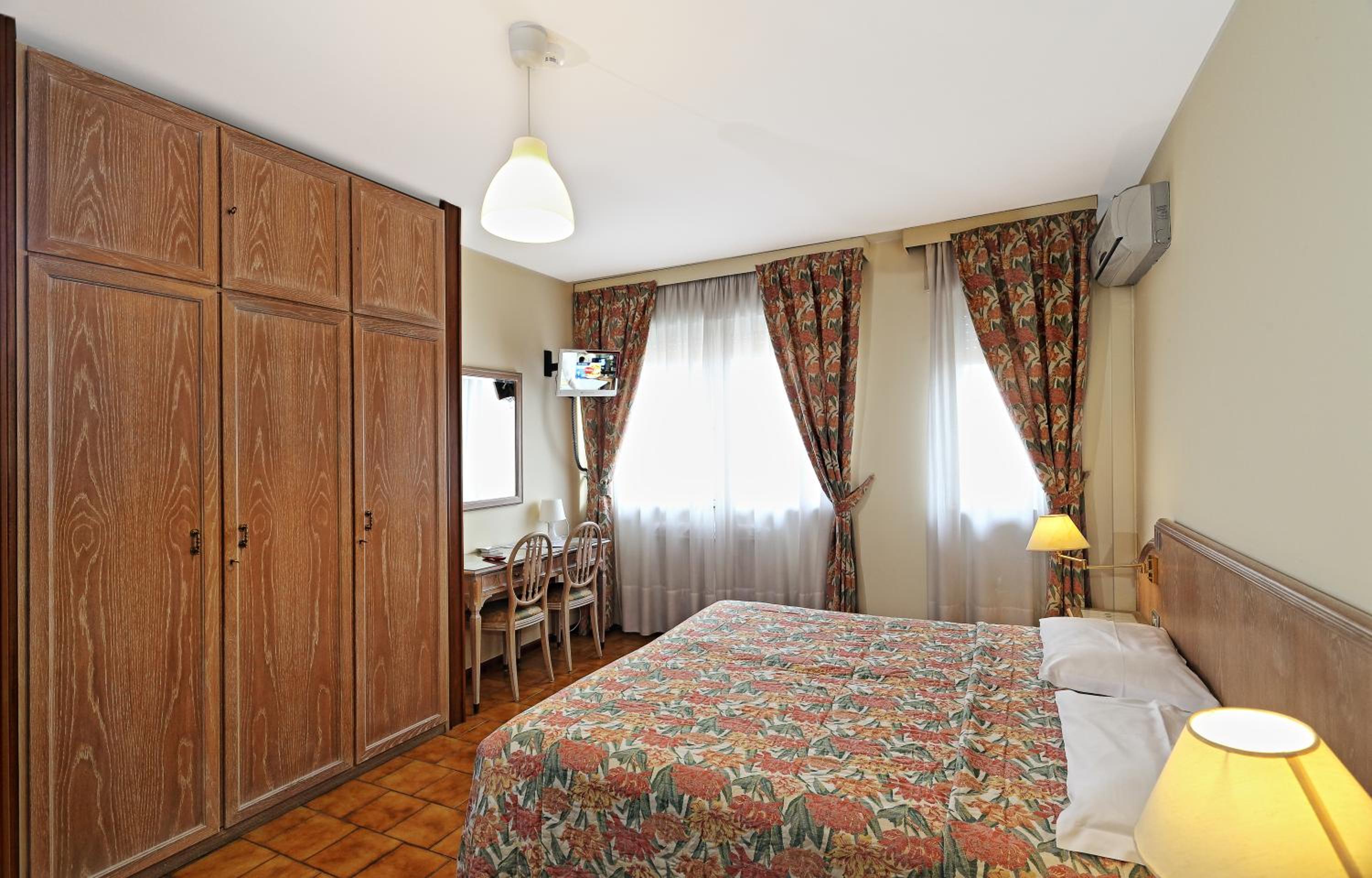 Double or Twin Room - Photo 5