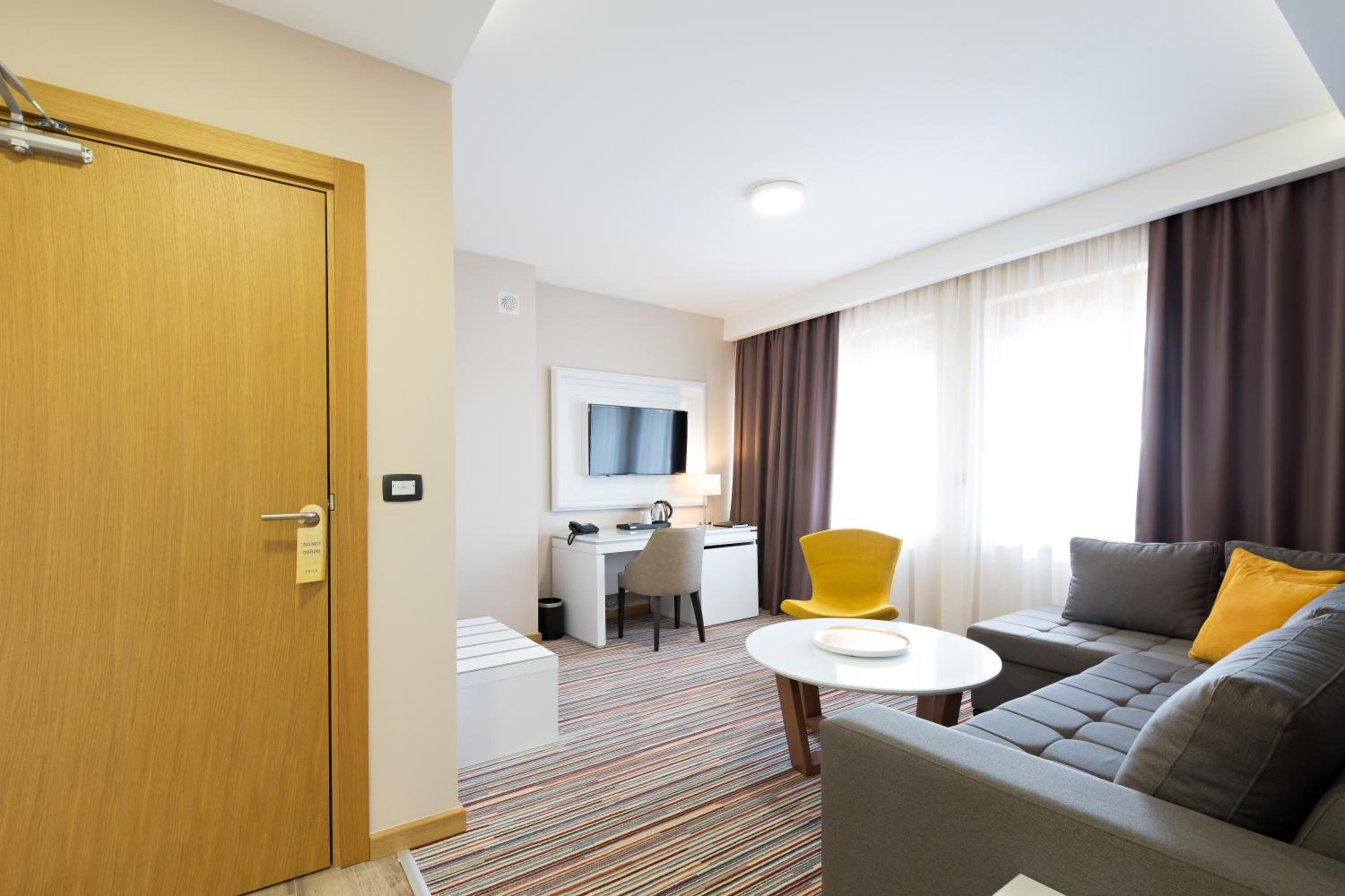 Deluxe Suite with Balcony photo 2