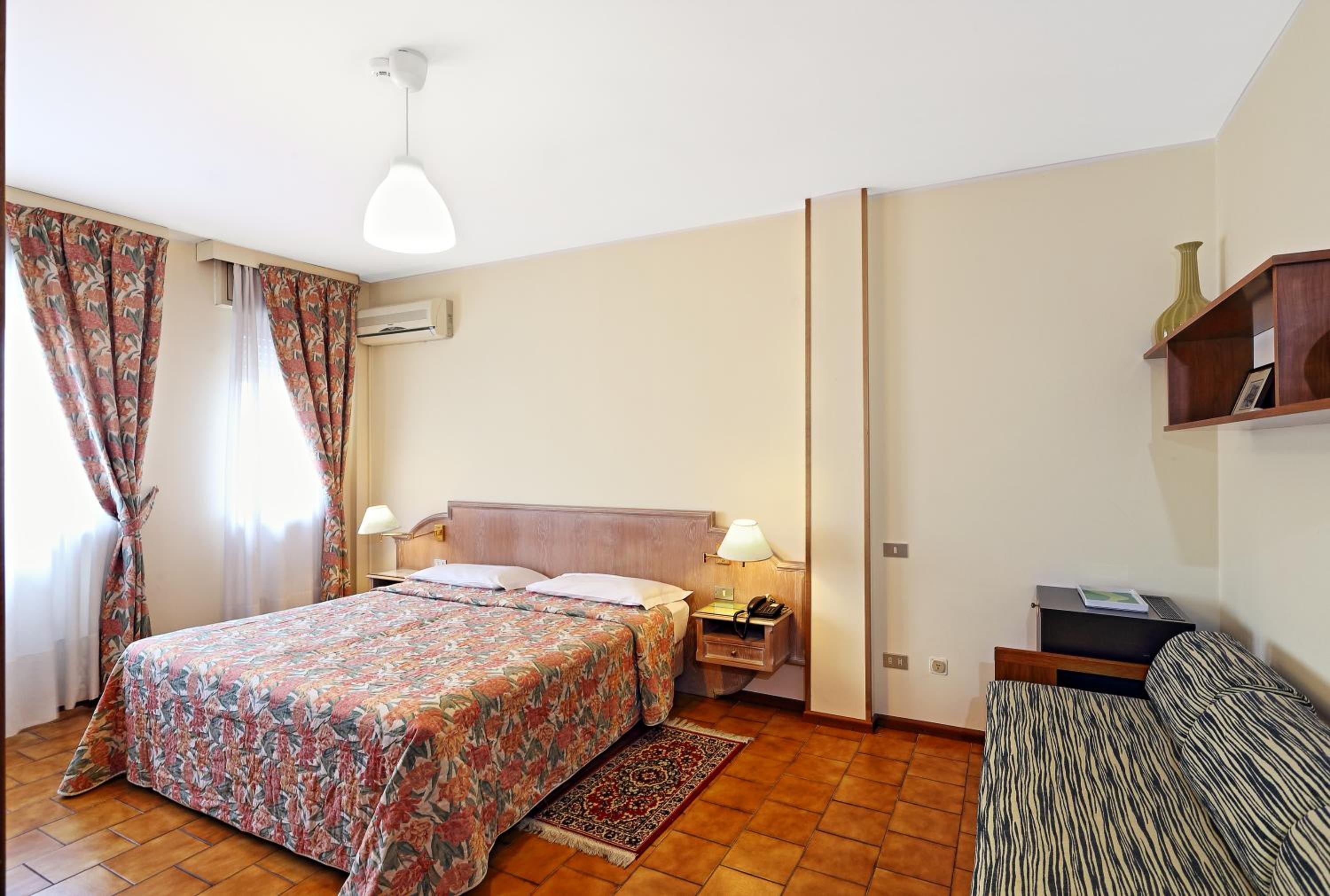 Double or Twin Room - Photo 7