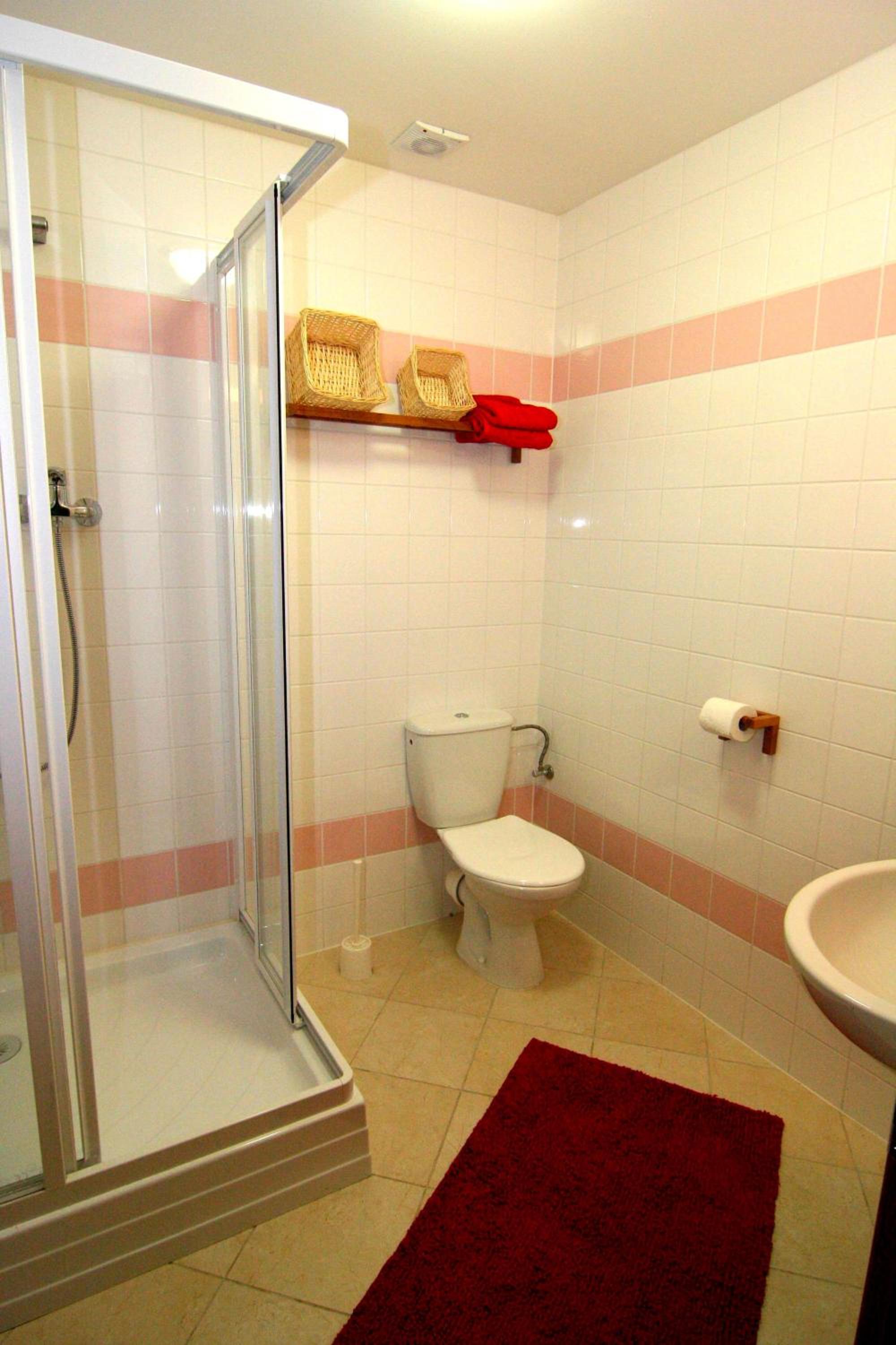 One-Bedroom Apartment (4 Adults) photo 2