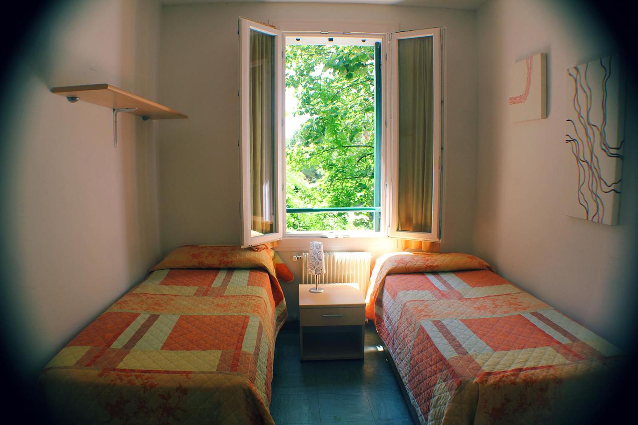 Twin Room with Private Bathroom photo 2