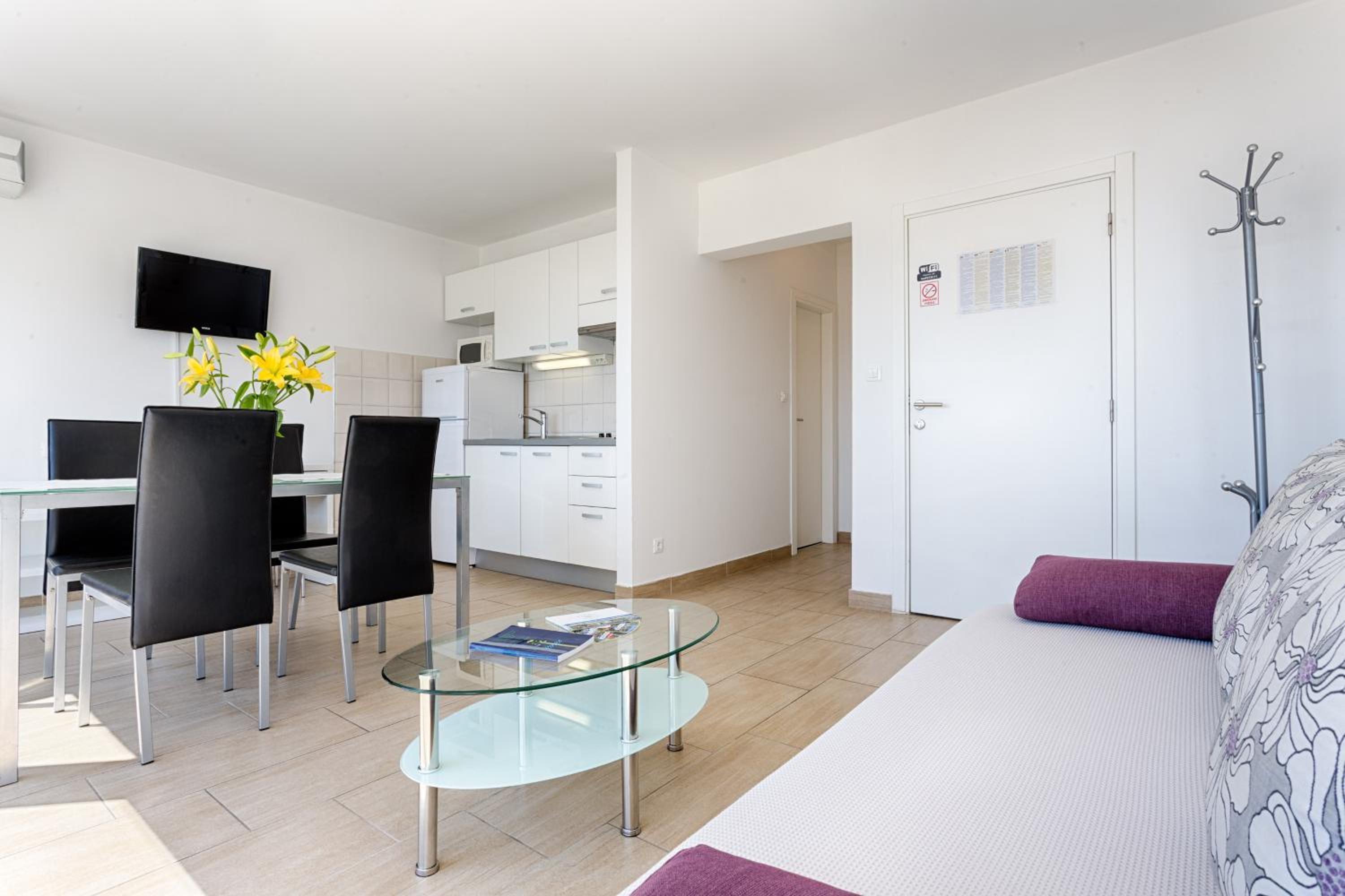 One-Bedroom Apartment with Balcony and Sea View photo 1