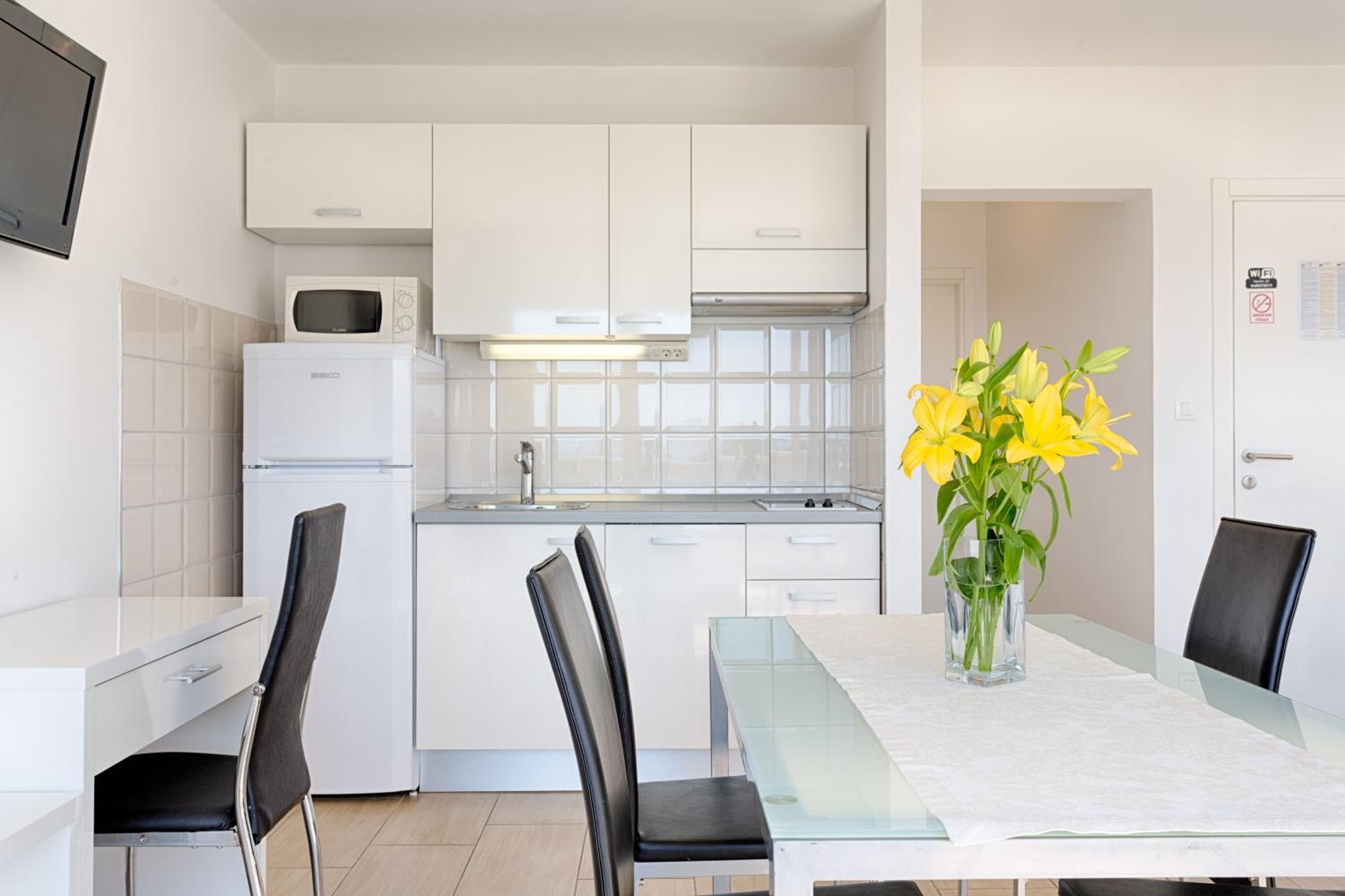 One-Bedroom Apartment with Balcony and Sea View photo 2