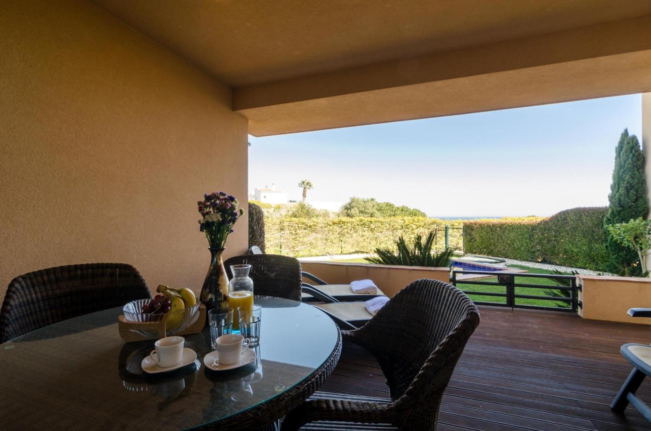 Zweizimmerwohnung mit privatem Garten und Pool