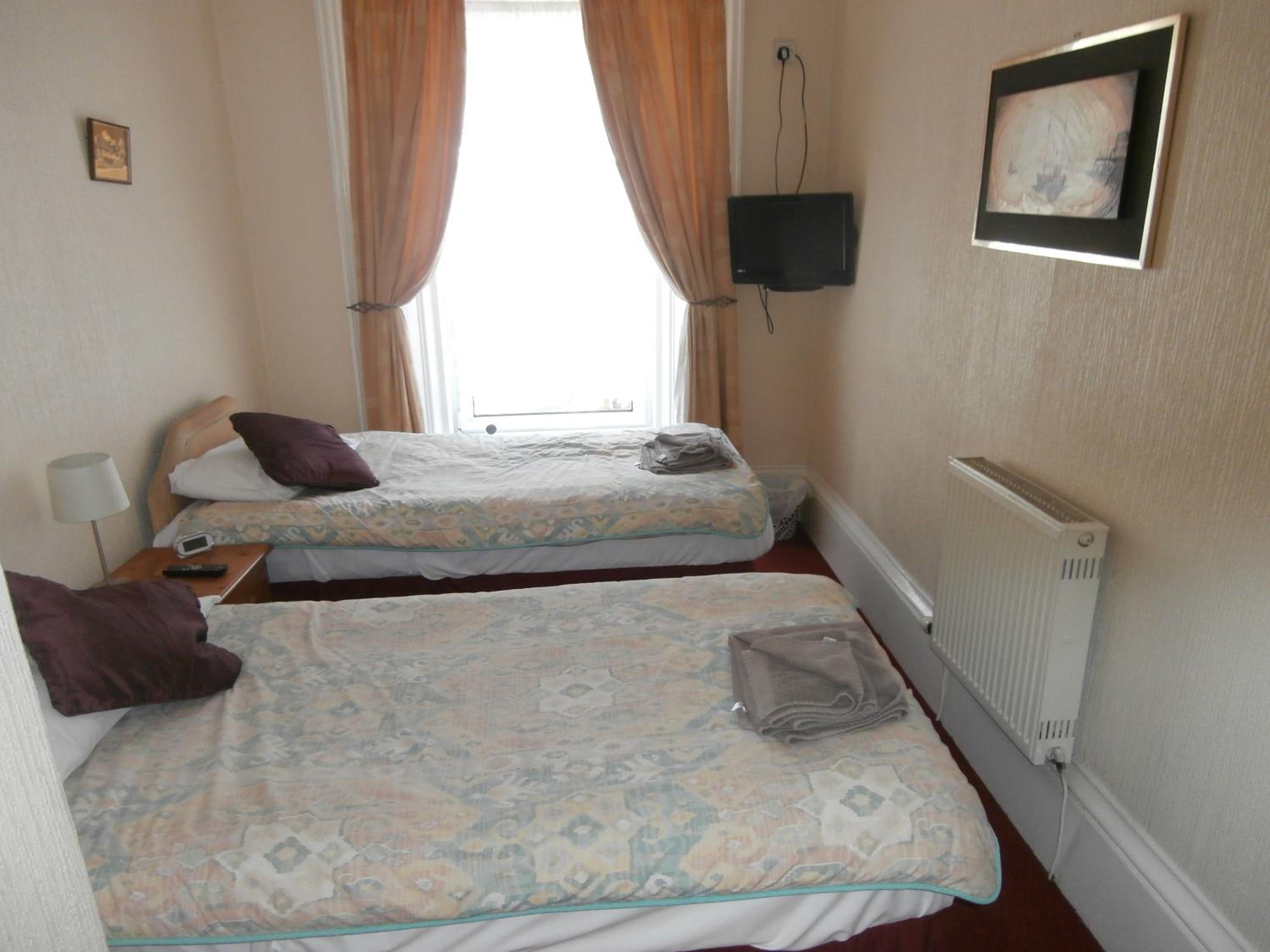 Twin Room with Shared Bathroom photo 2