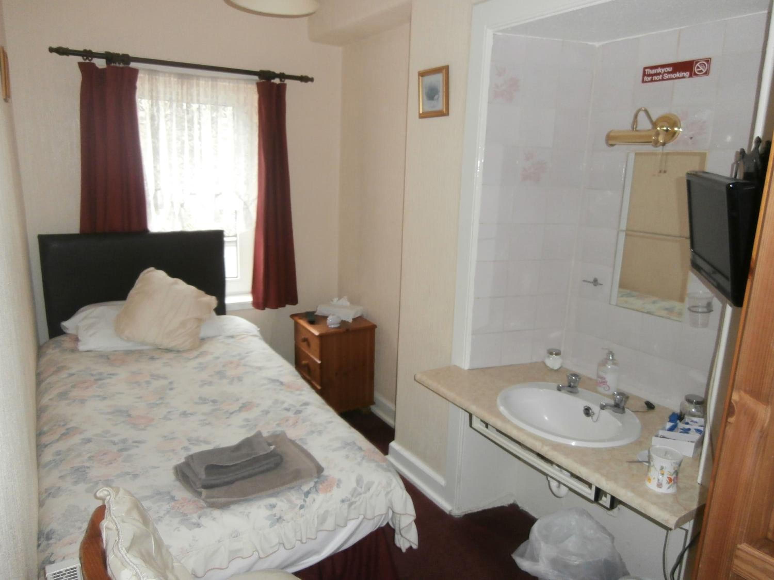 Single Room with Shared Bathroom photo 3
