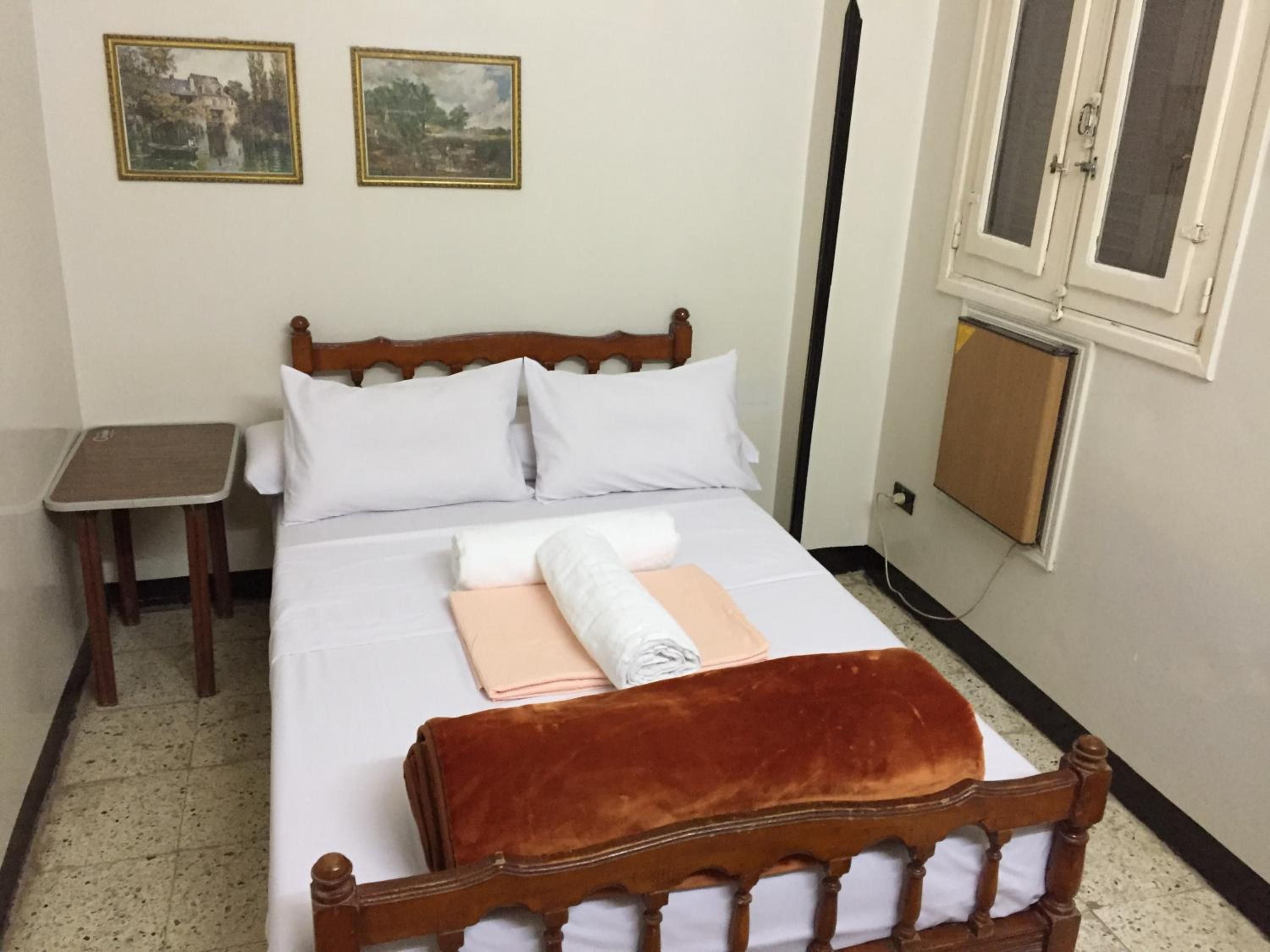 Single Room with Bath photo 2