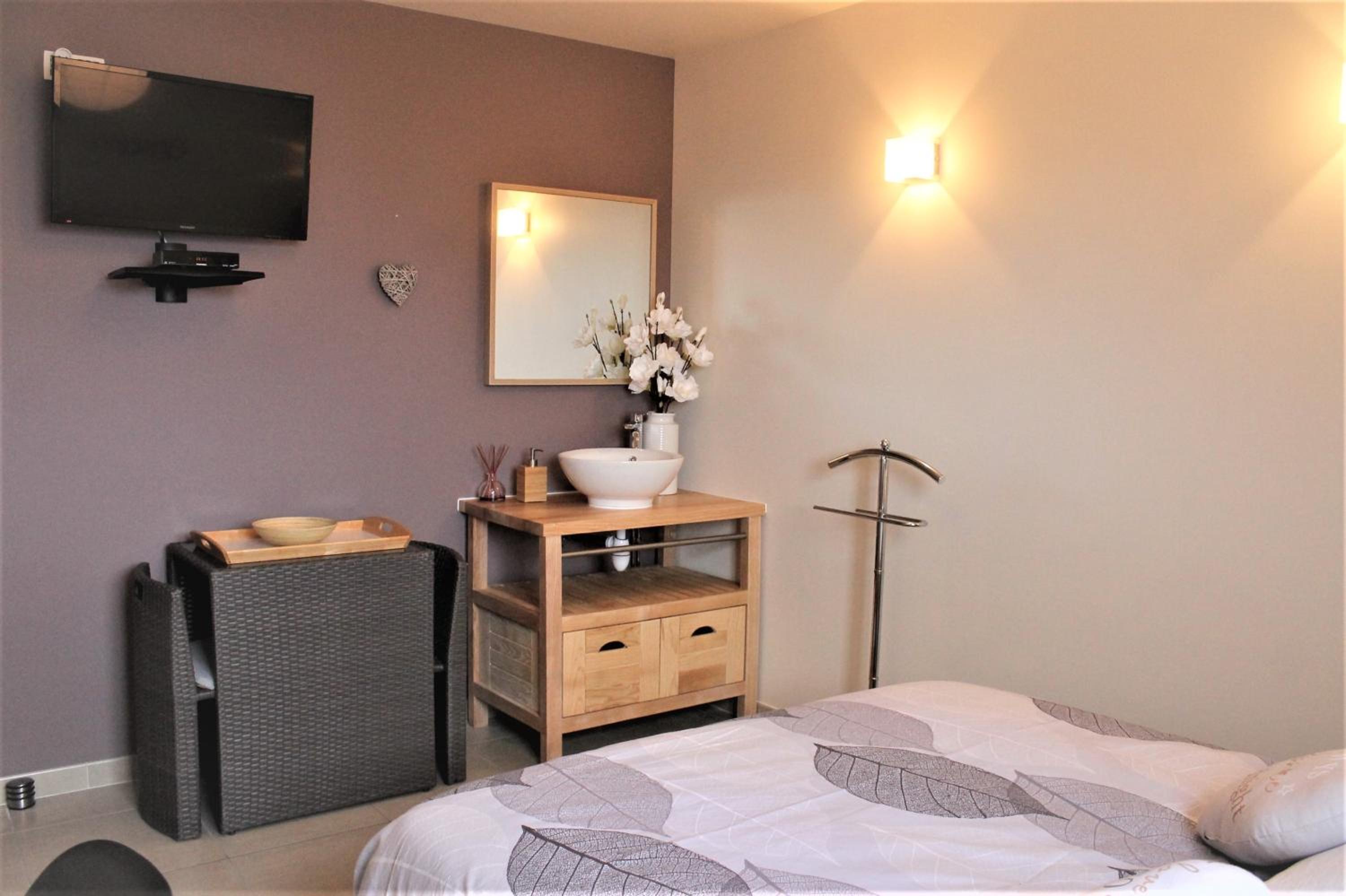 Suite with Spa Access - Photo 2