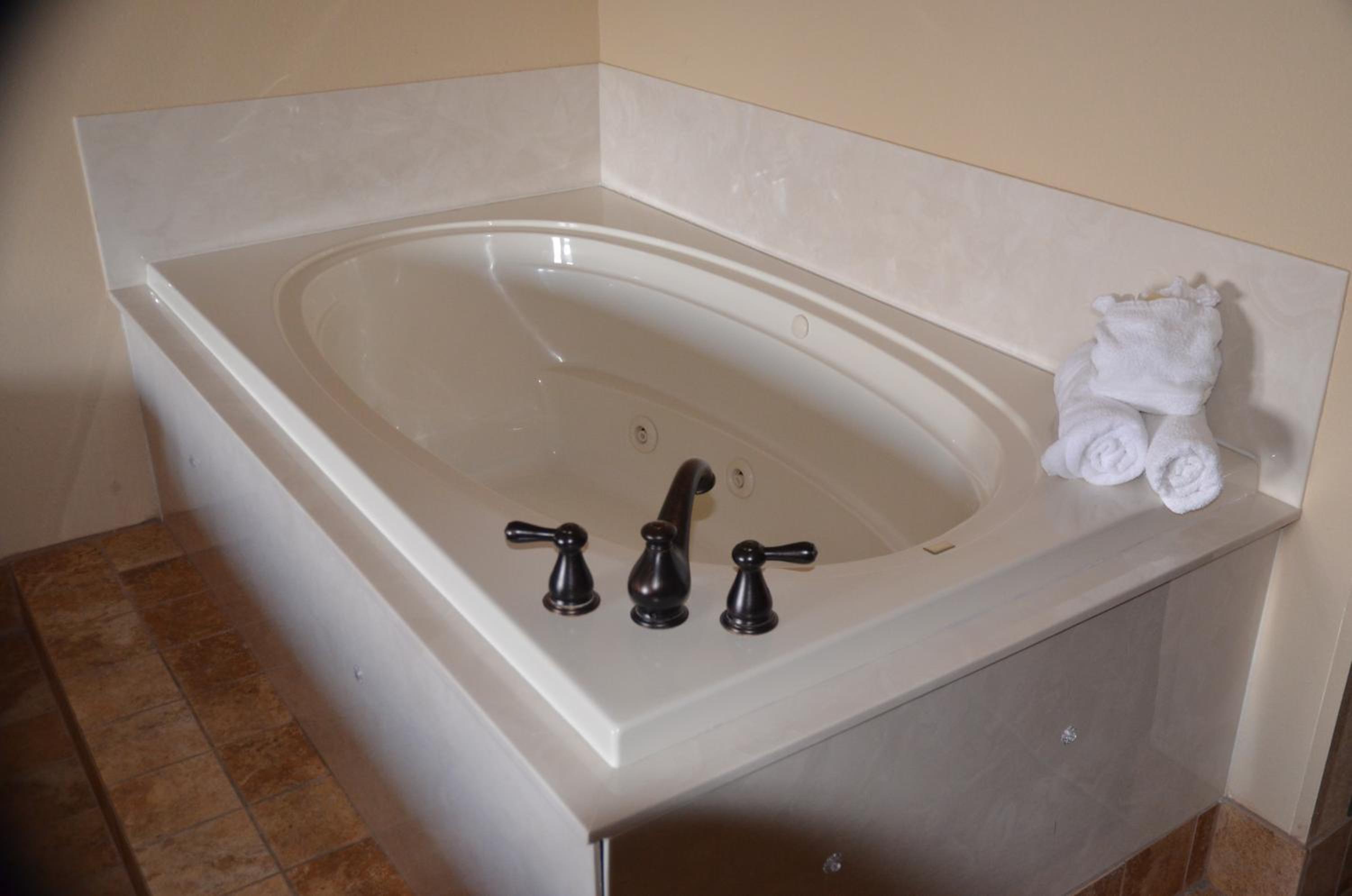 King Room with Spa Bath - Non-Smoking photo 3