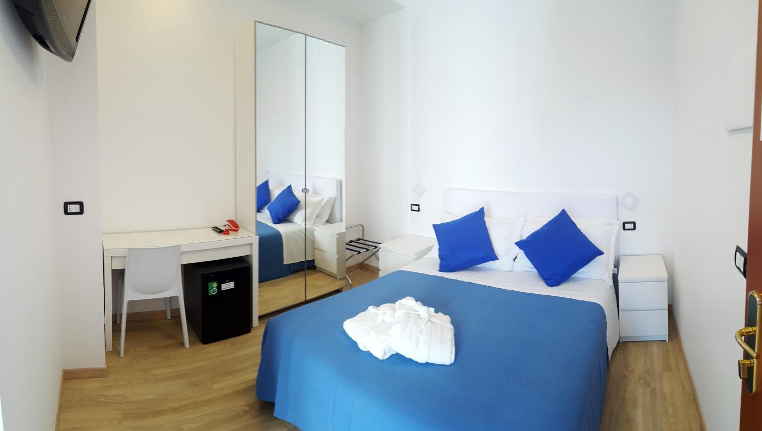 Double Room with Balcony - Photo 49