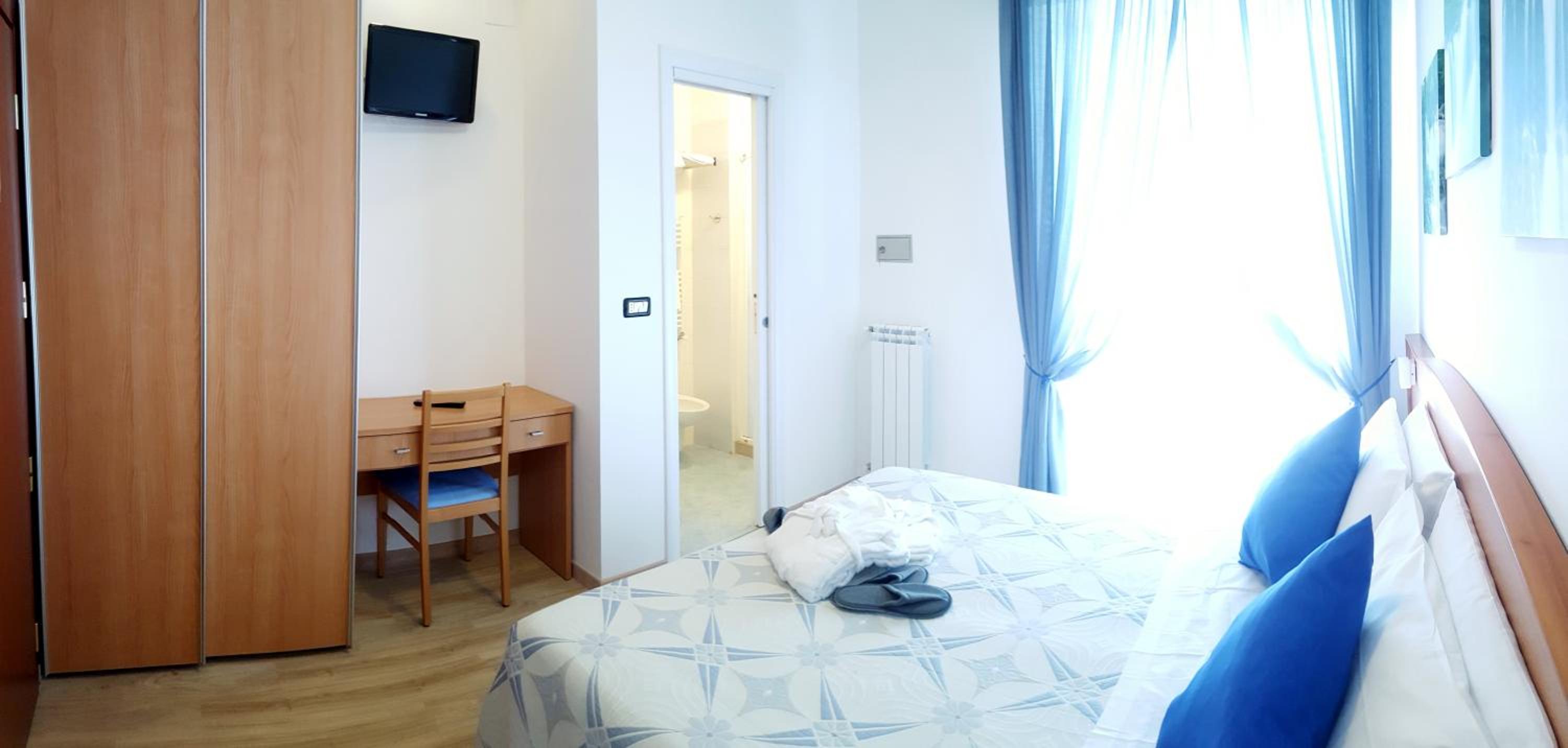 Double Room with Balcony - Photo 2