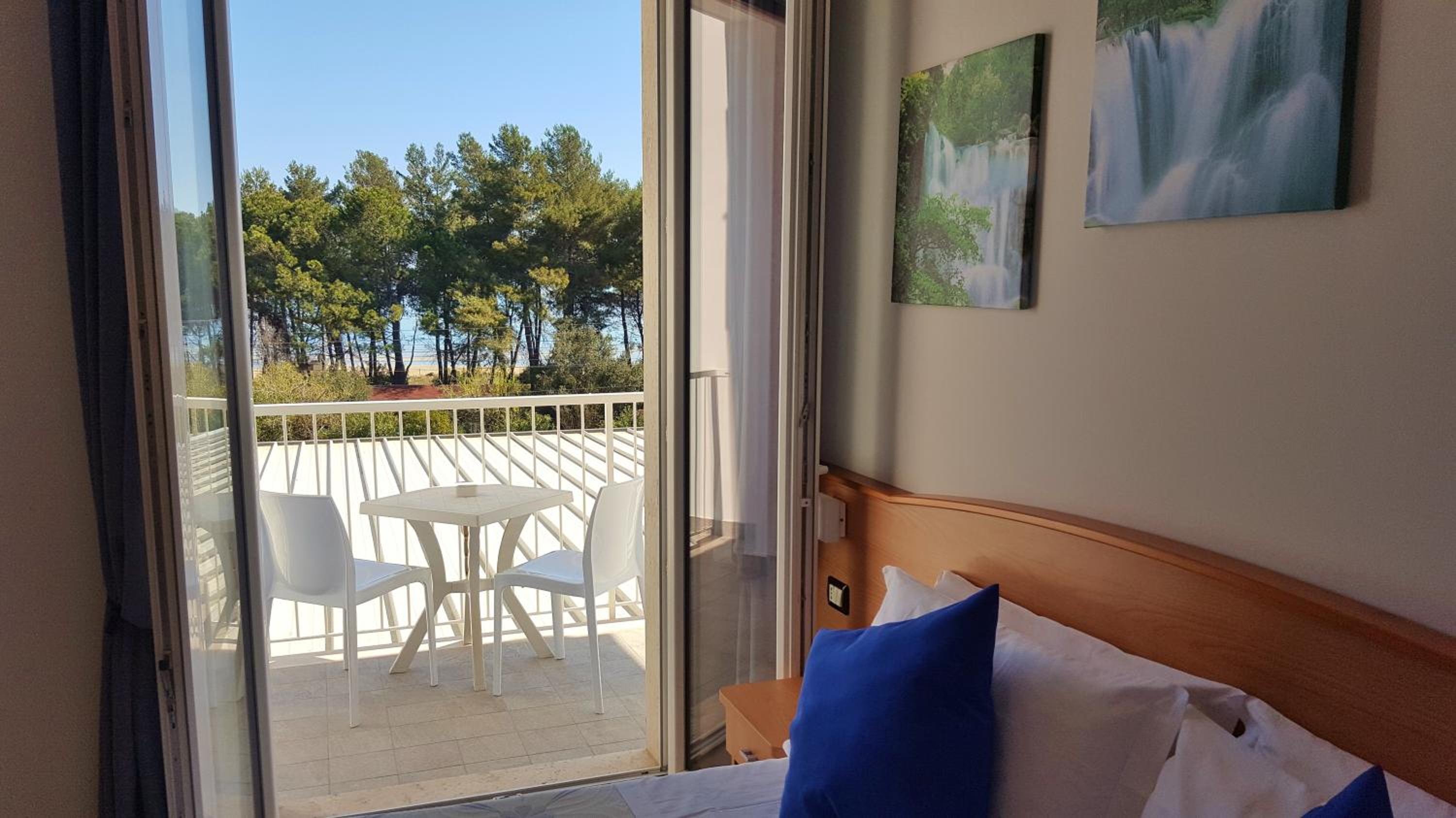 Double Room with Balcony - Photo 3
