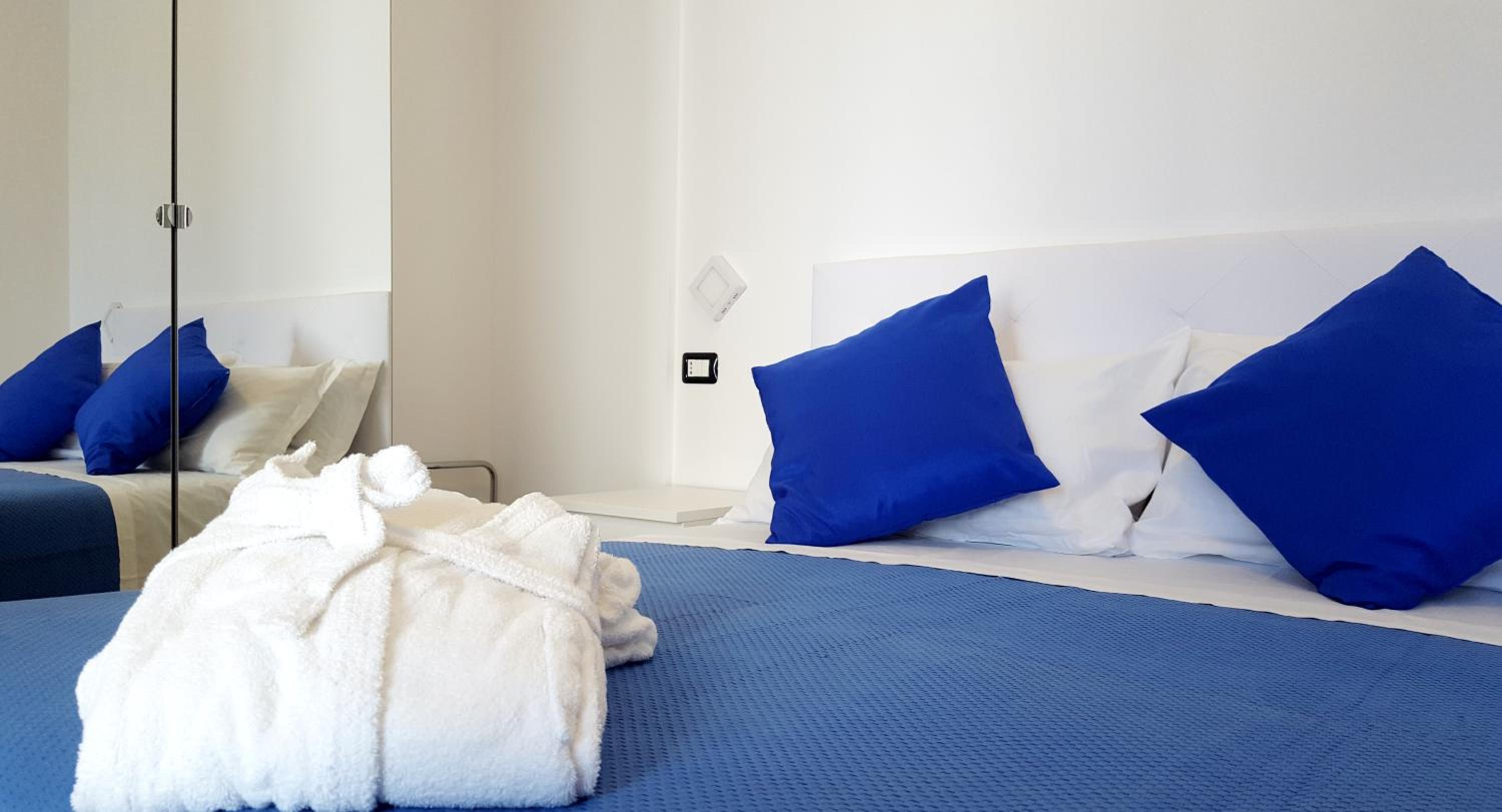 Double Room with Balcony - Photo 21
