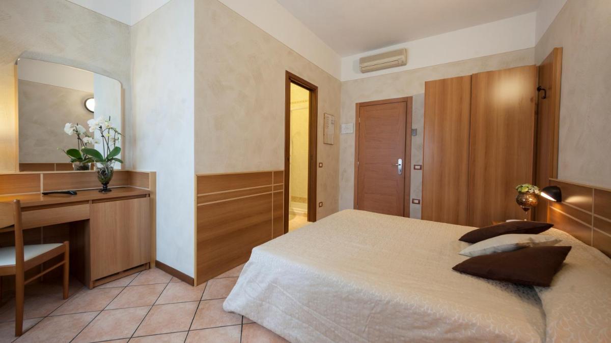 Standard Double or Twin Room photo 2
