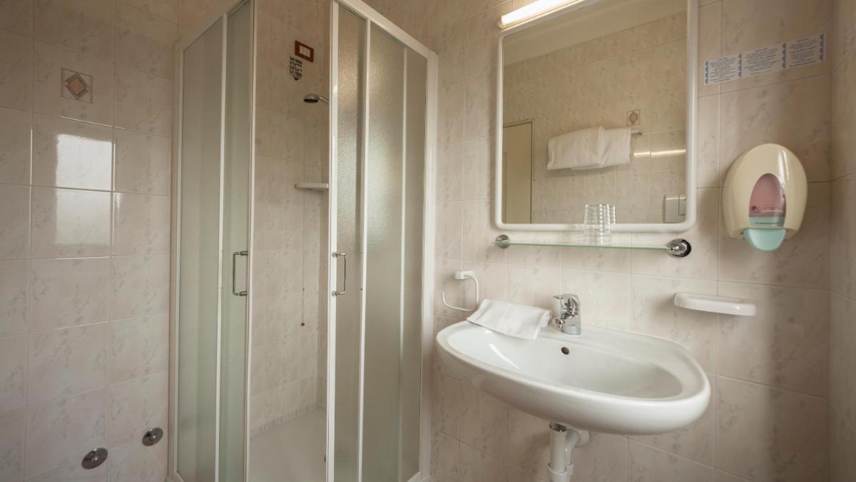 Standard Double or Twin Room photo 3