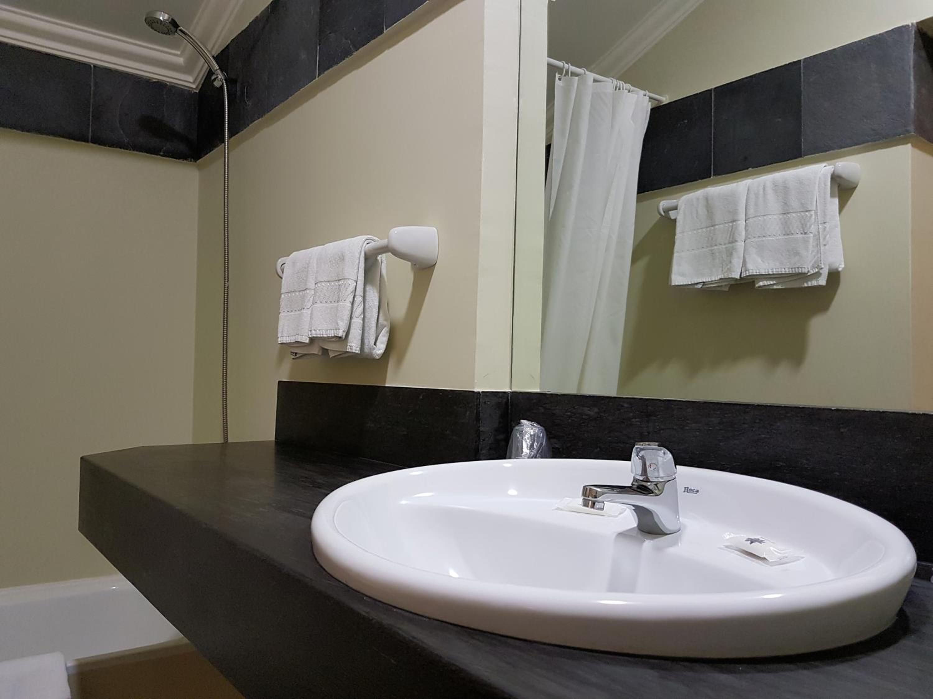 Standard Double or Twin Room - Photo 2