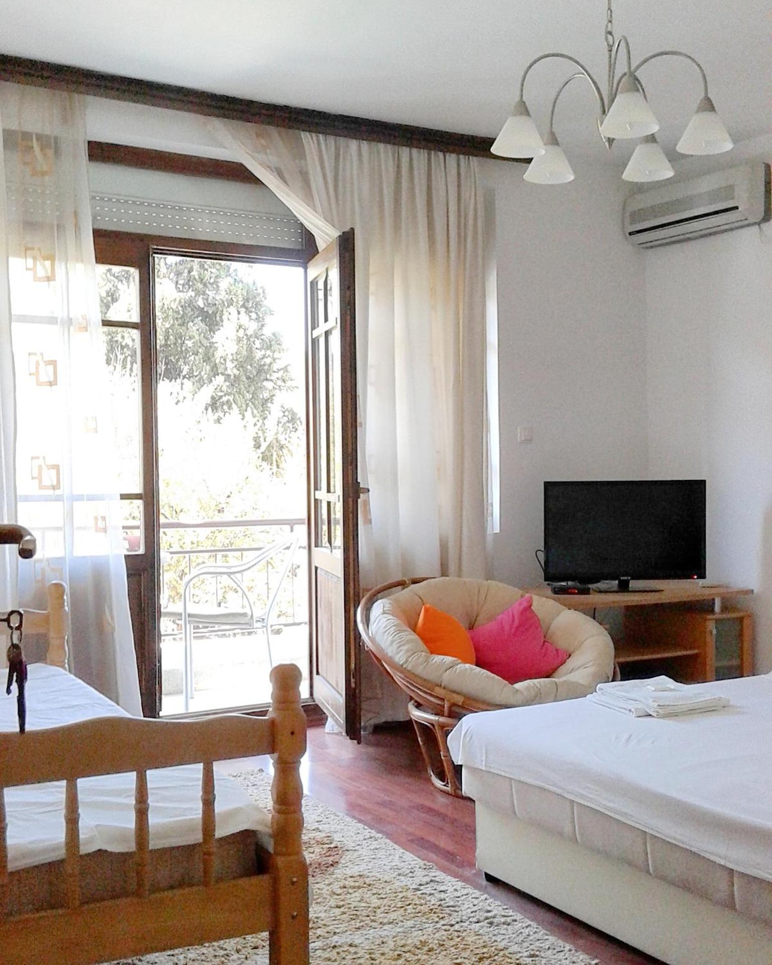 Triple Room with Shared Bathroom photo 2