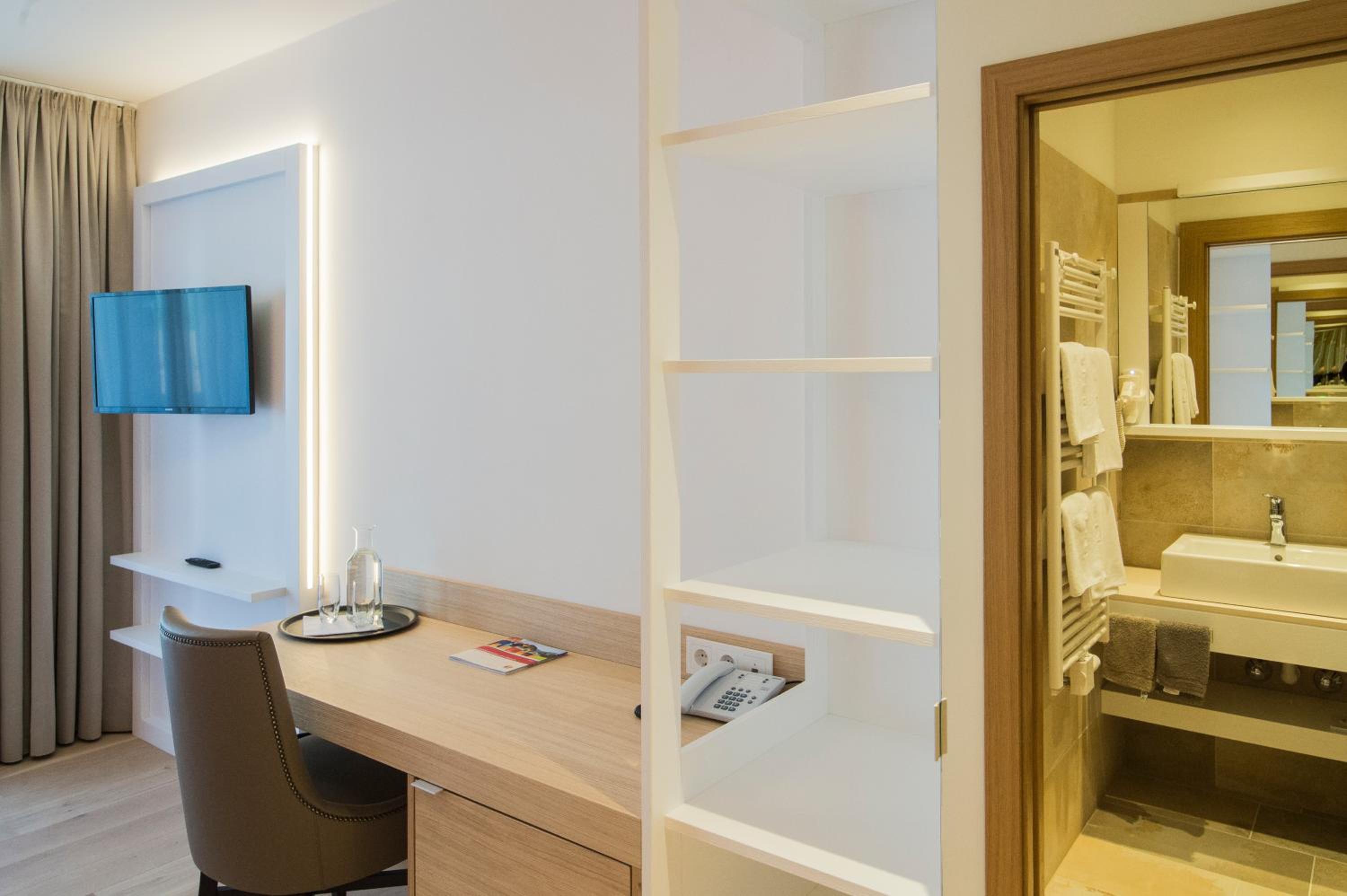 Double Room with Balcony - Photo 4