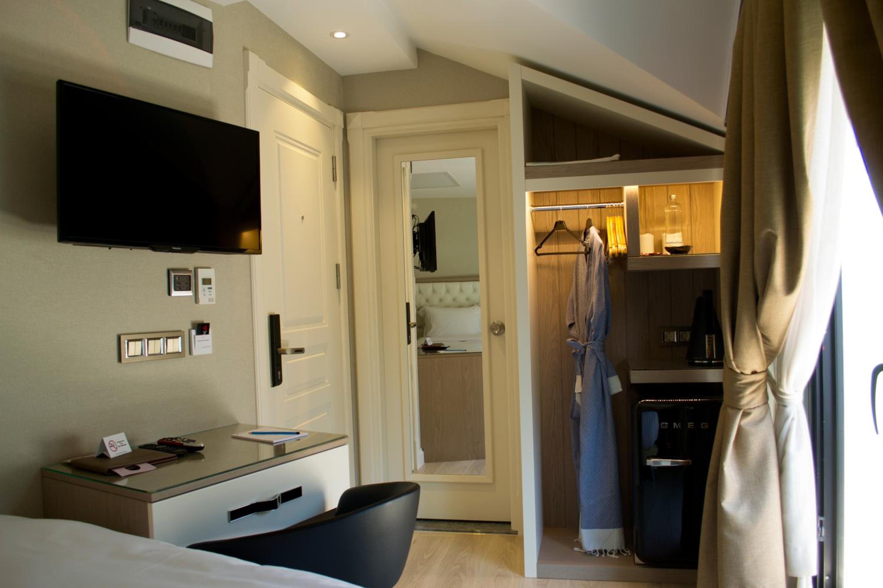 Queen Room with Balcony photo 1