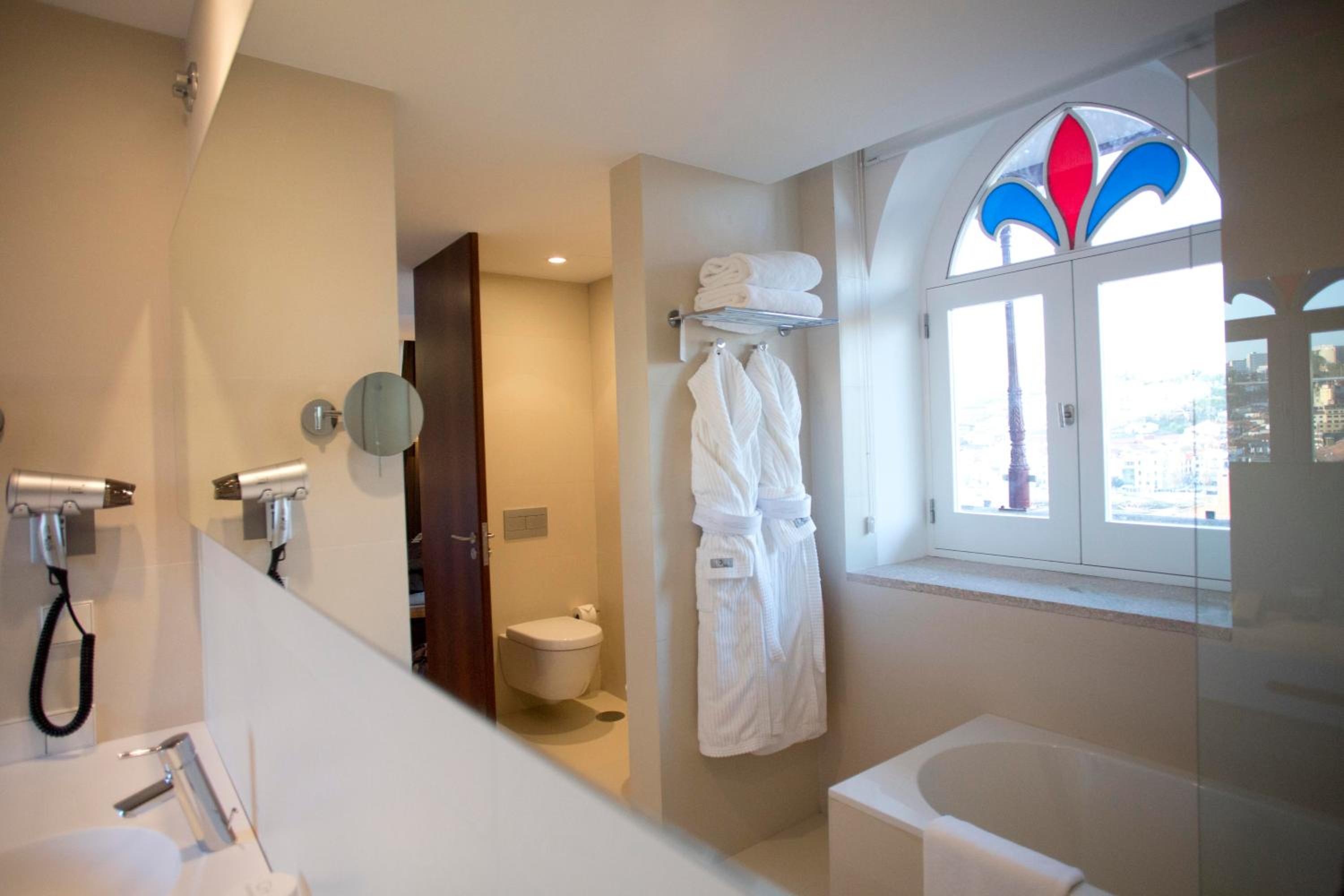 Deluxe Suite with River View and Terrace - Photo 9