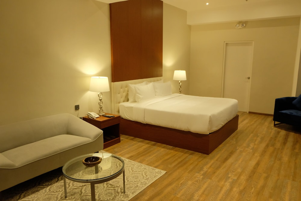 Executive Suite - Photo 1