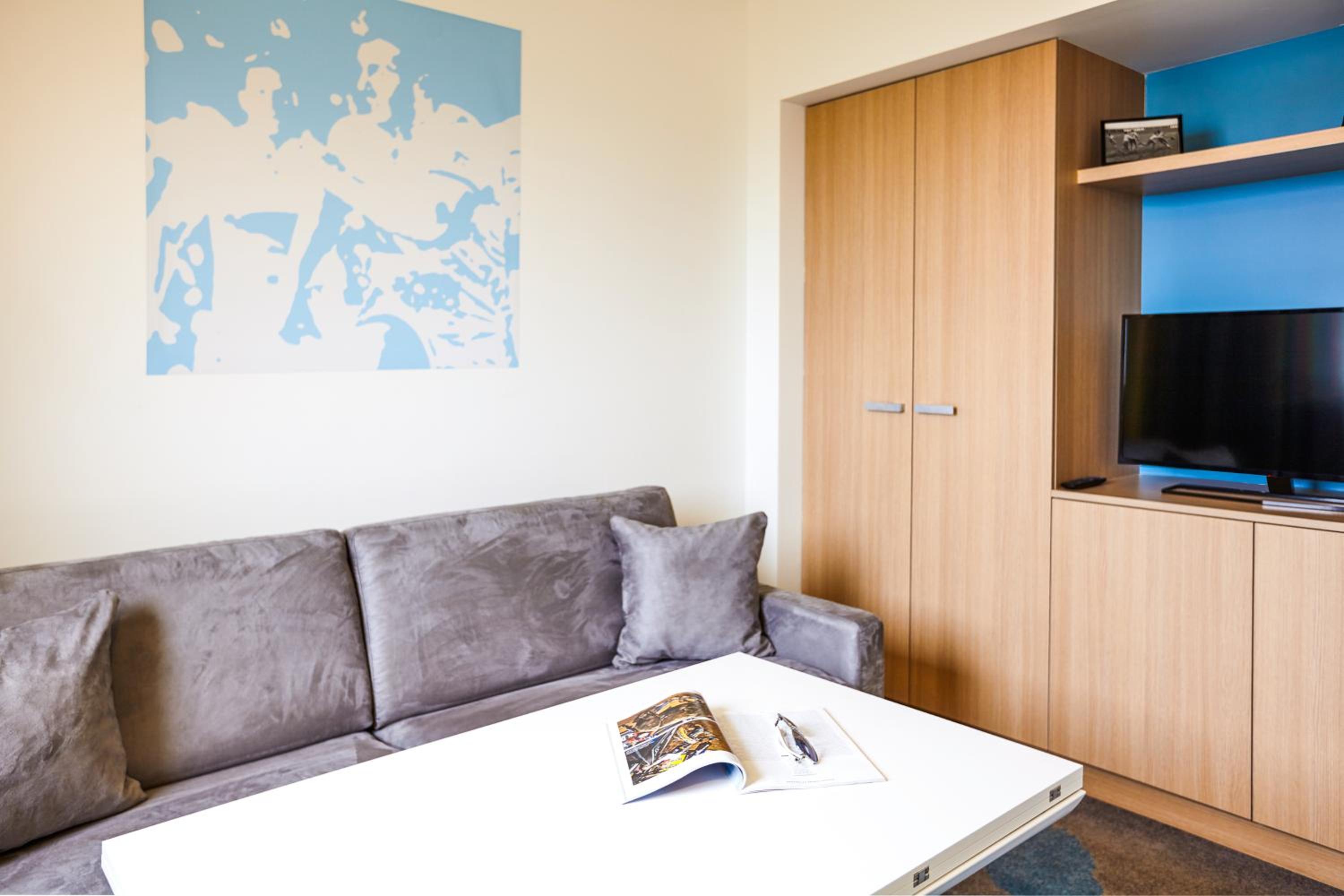 Standard Family Suite with One Double Bed and Sofa photo 2