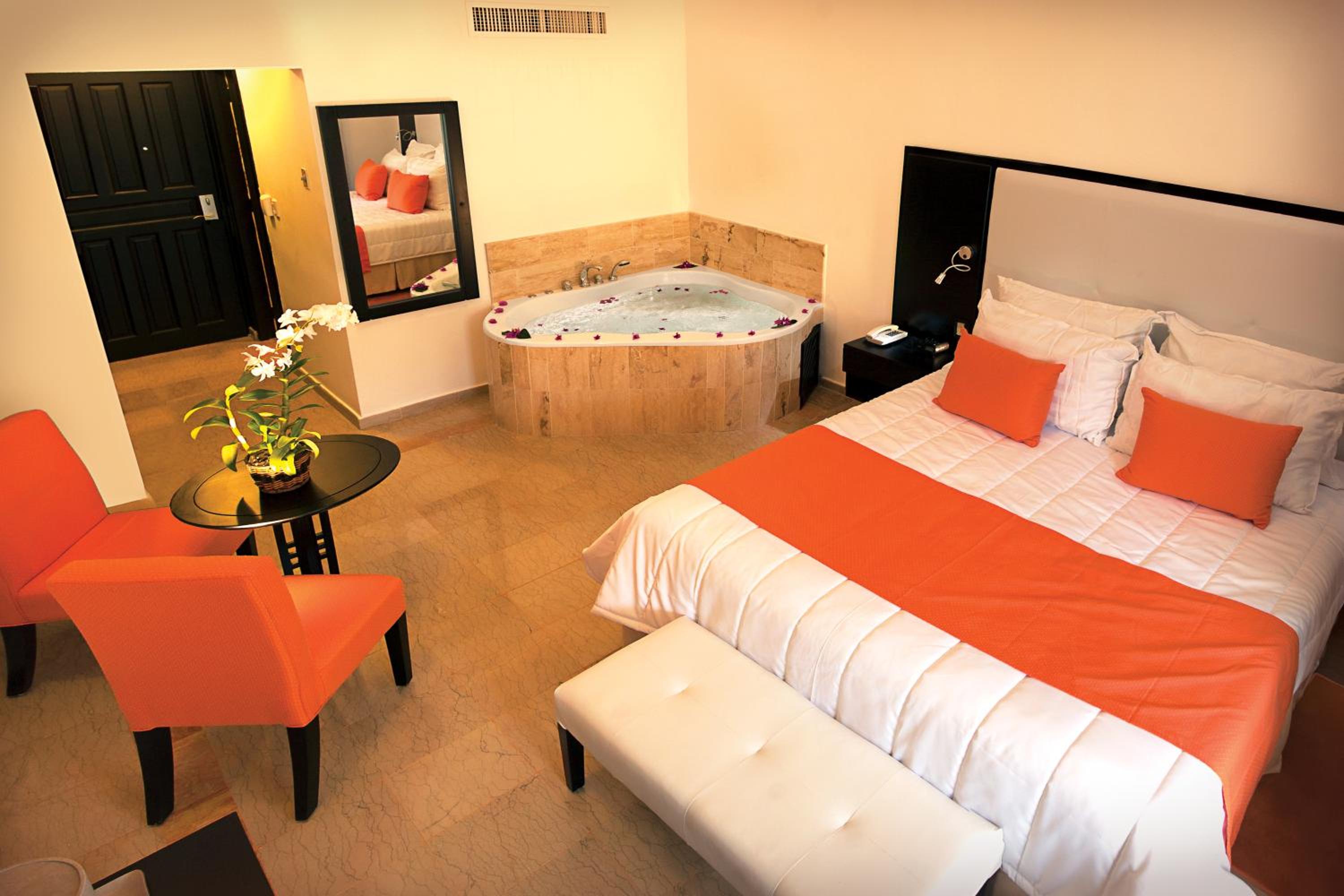 Couple Retreat King Room - Non-Smoking photo 3