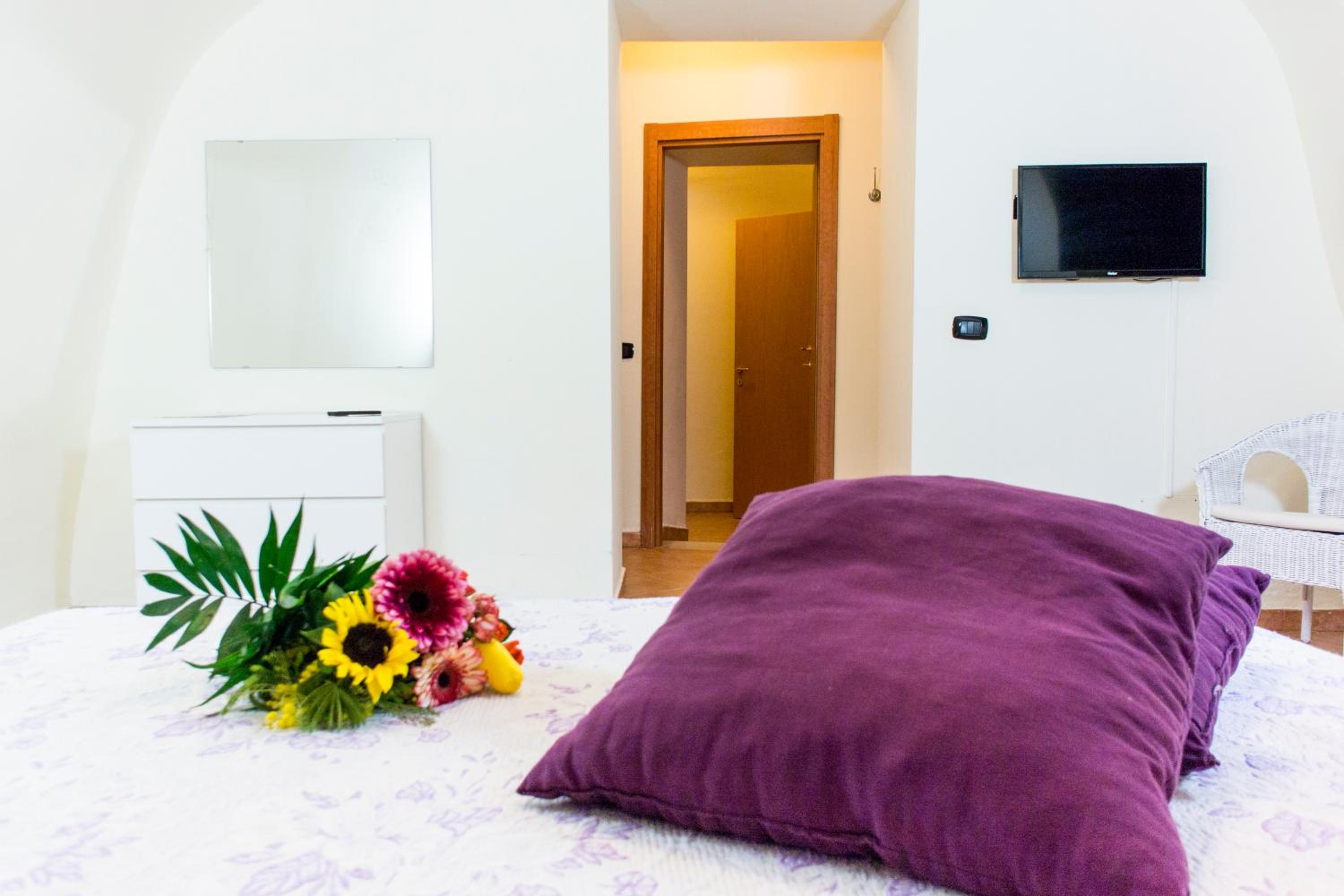 Deluxe Room (2 Adults + 1 Child) - Photo 1