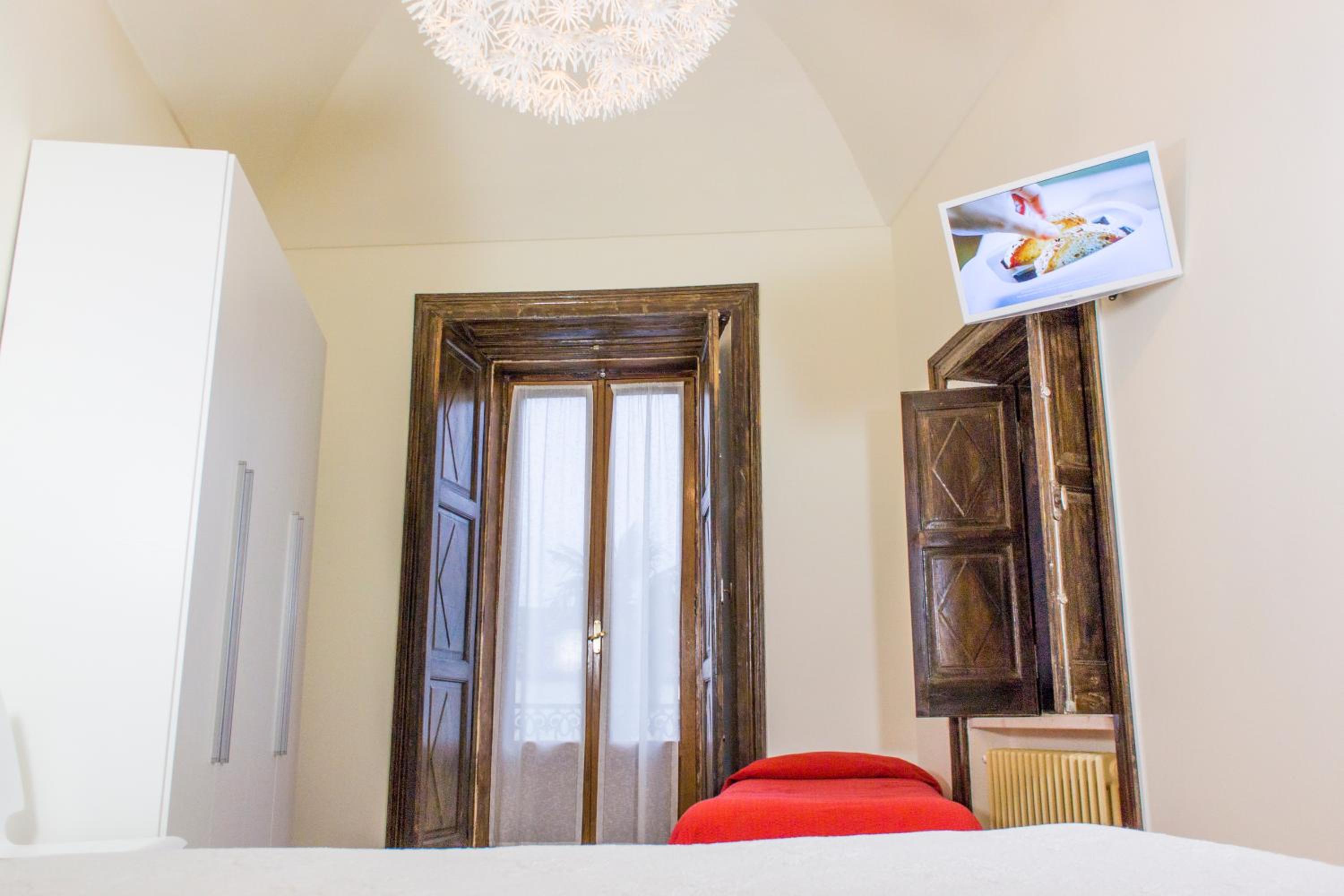 Quadruple Room with Balcony - Photo 2