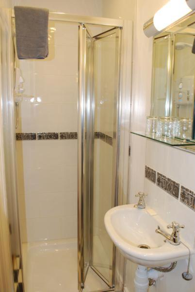 Single Room with Private Bathroom photo 2