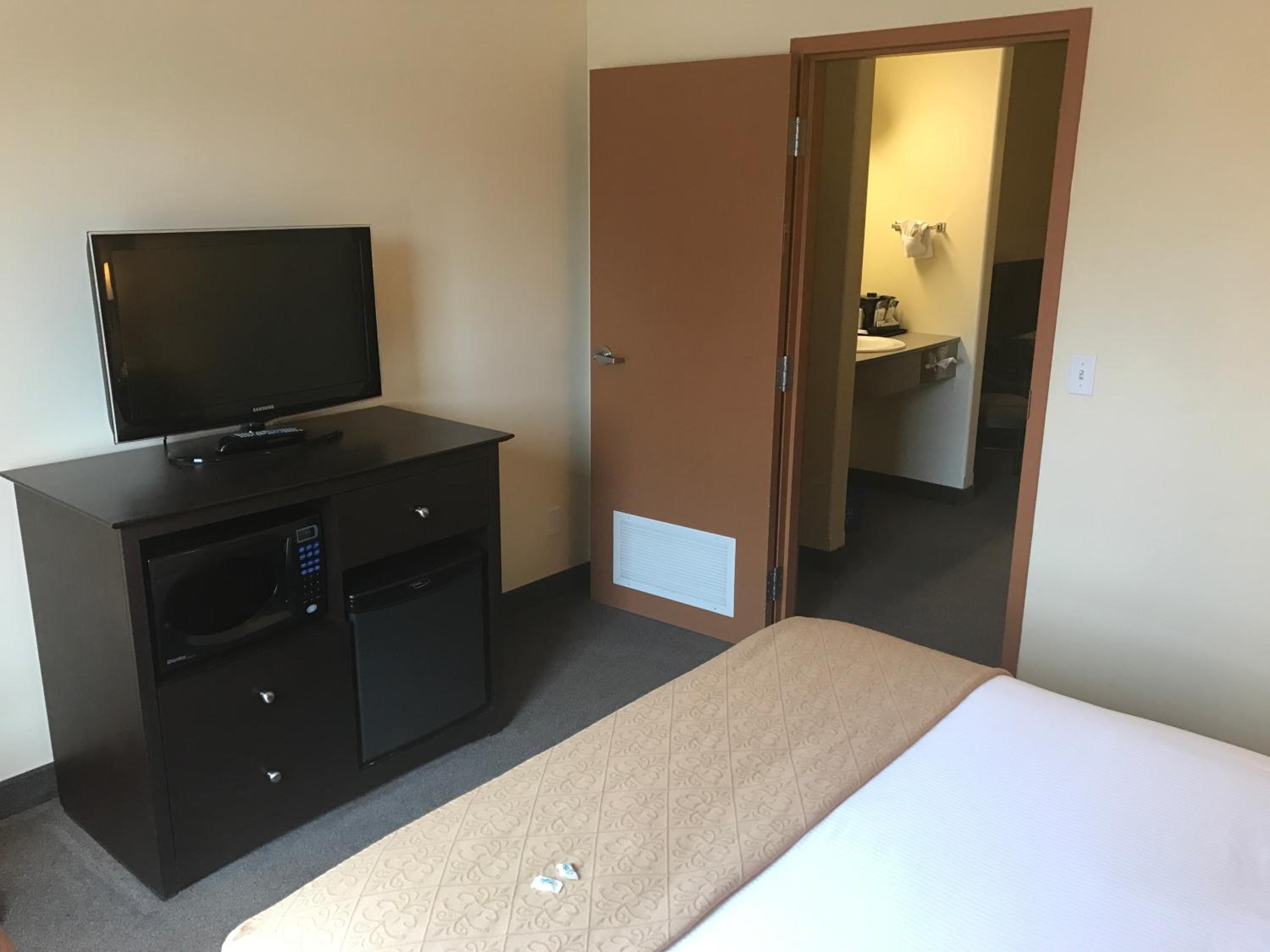 Deluxe Queen Suite - Non-Smoking photo 1