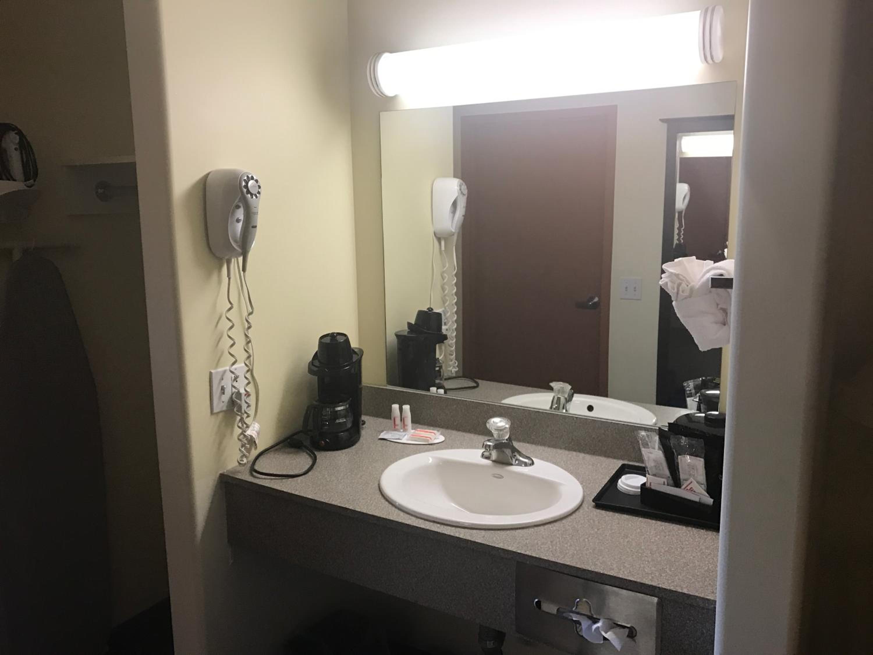 Deluxe Queen Suite - Non-Smoking photo 2